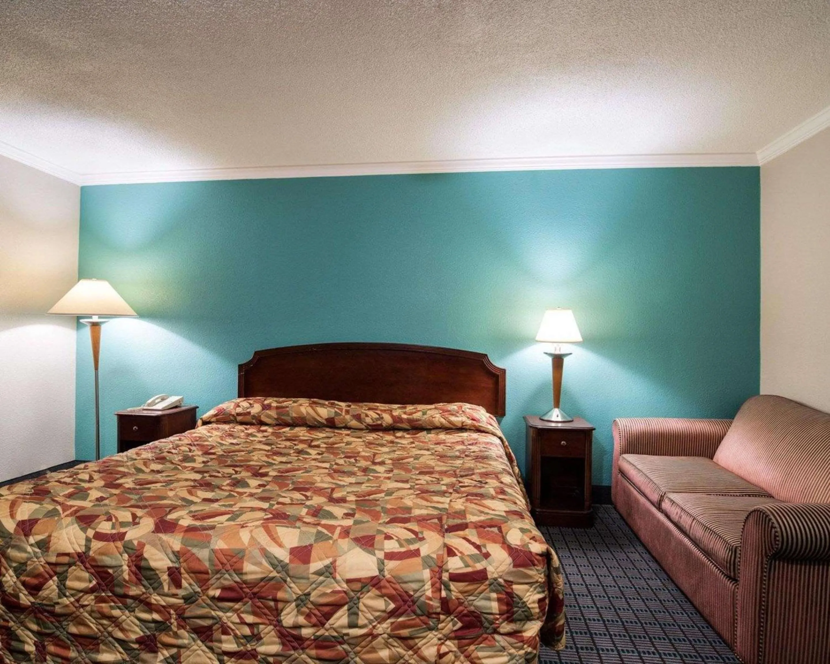 Photo of the whole room, Bed in Rodeway Inn Syracuse Carrier Circle
