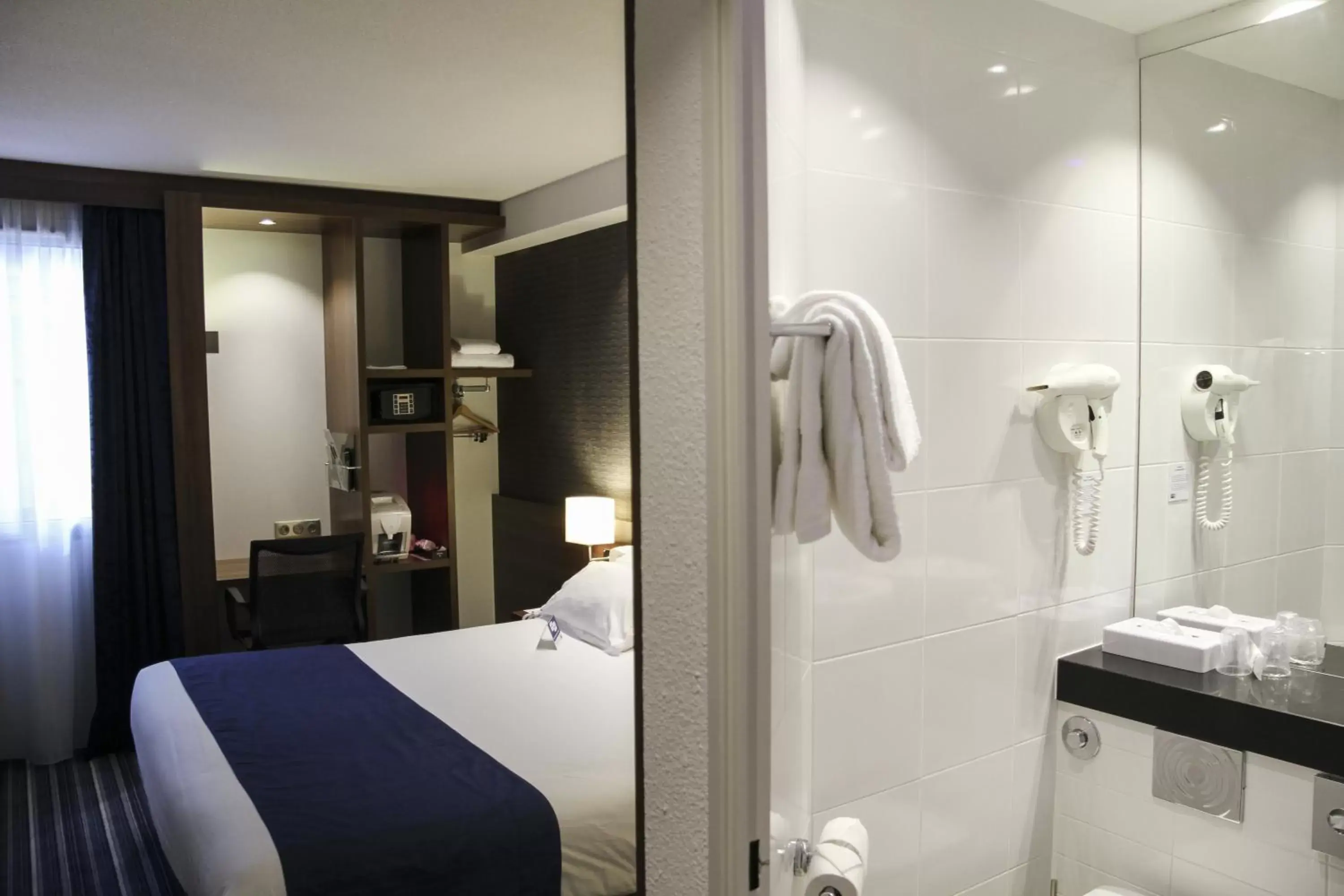 Photo of the whole room, Bathroom in Holiday Inn Express Amiens, an IHG Hotel