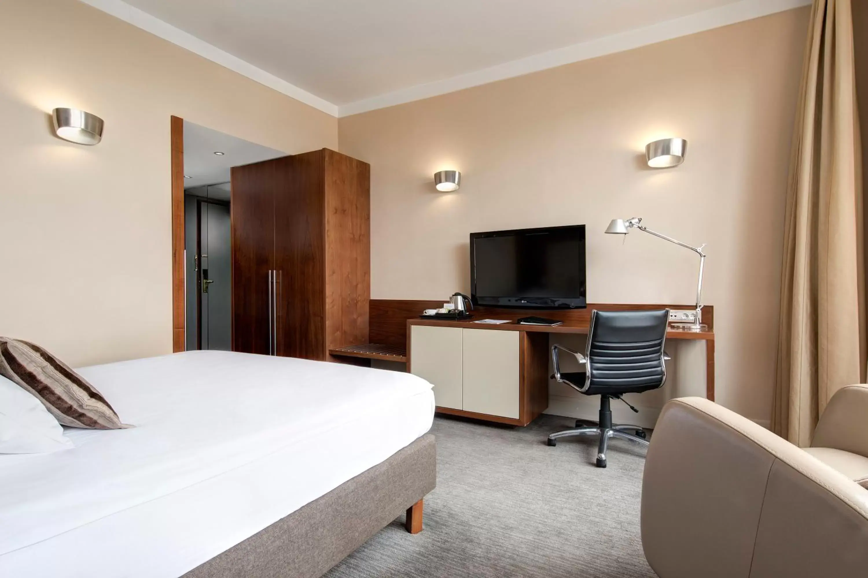 Photo of the whole room, TV/Entertainment Center in Eurostars uHOTEL