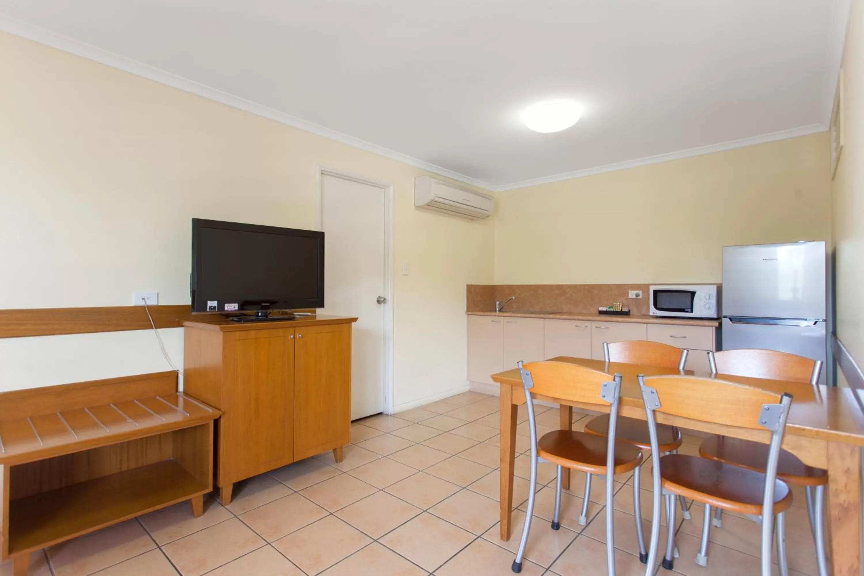 Dining area, TV/Entertainment Center in Windmill Motel & Events Centre