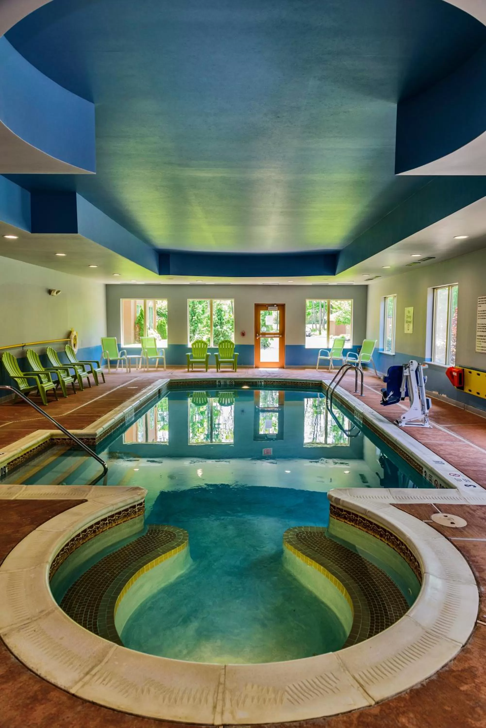 Swimming pool in Holiday Inn Express Hotel & Suites Hamburg by IHG