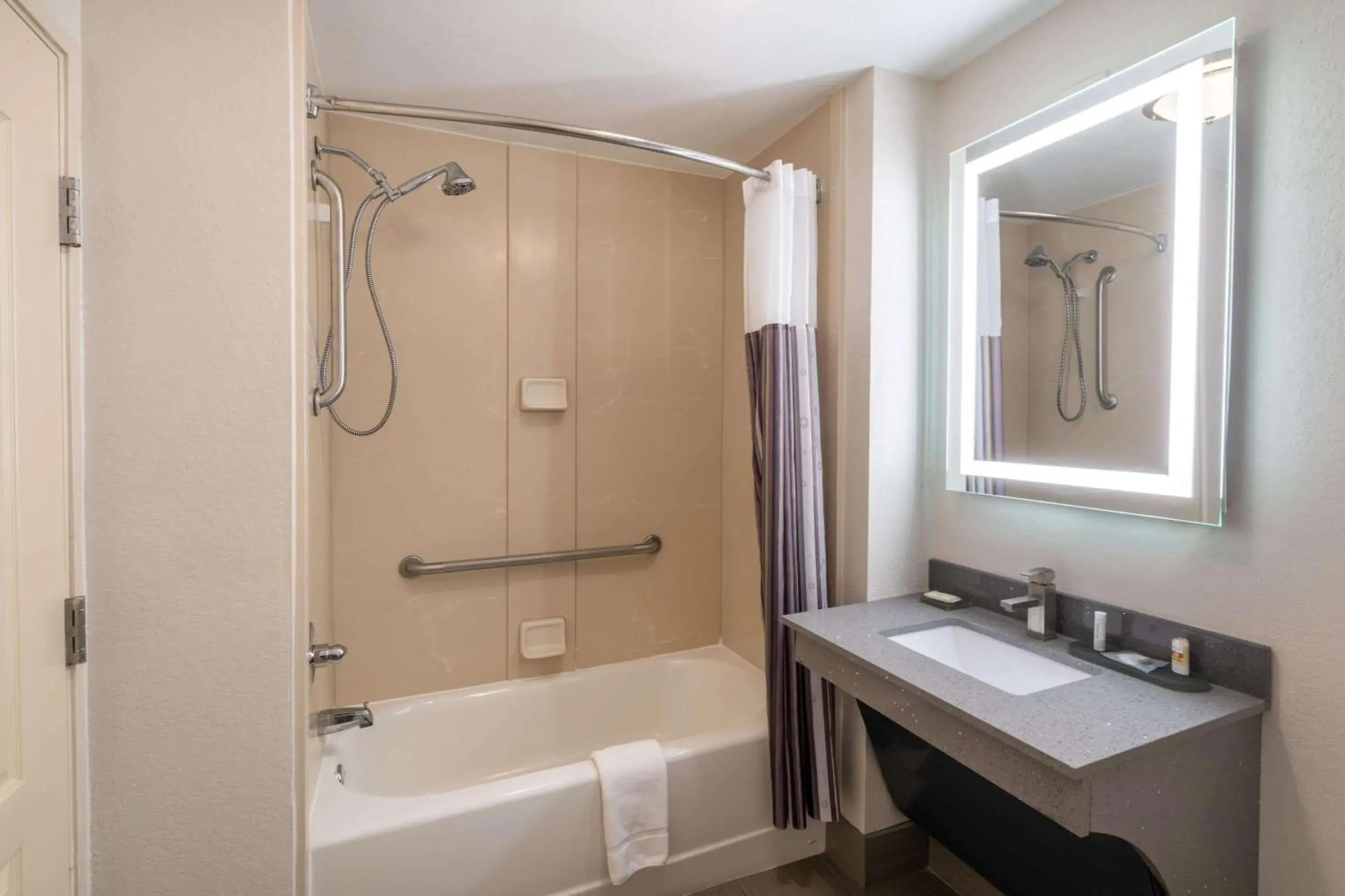 Bathroom in La Quinta Inn & Suites by Wyndham Prattville