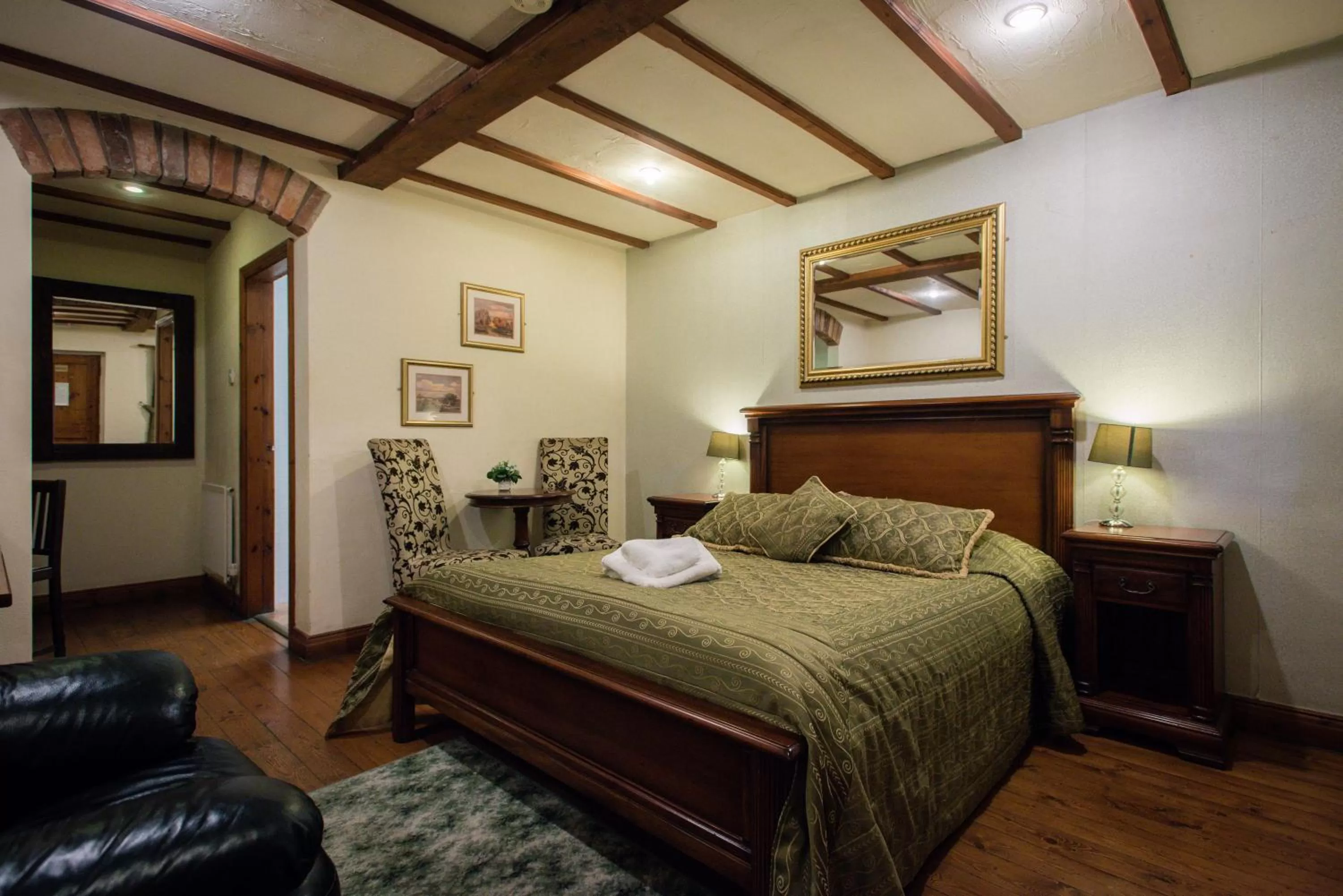 Bed in The Royal Arms Bed & Breakfast