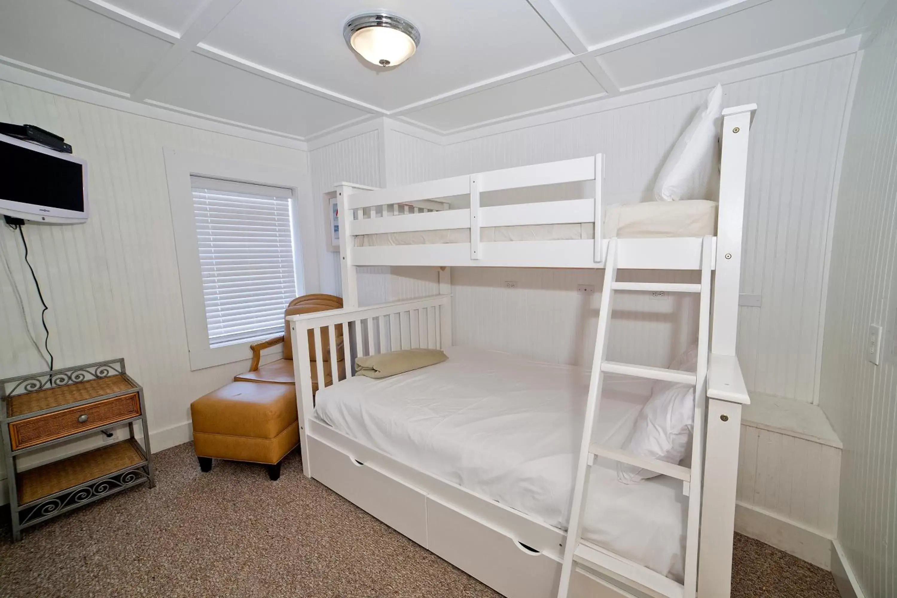 Bunk Bed in Georgianne Inn & Suites check in 212 Bulter Ave