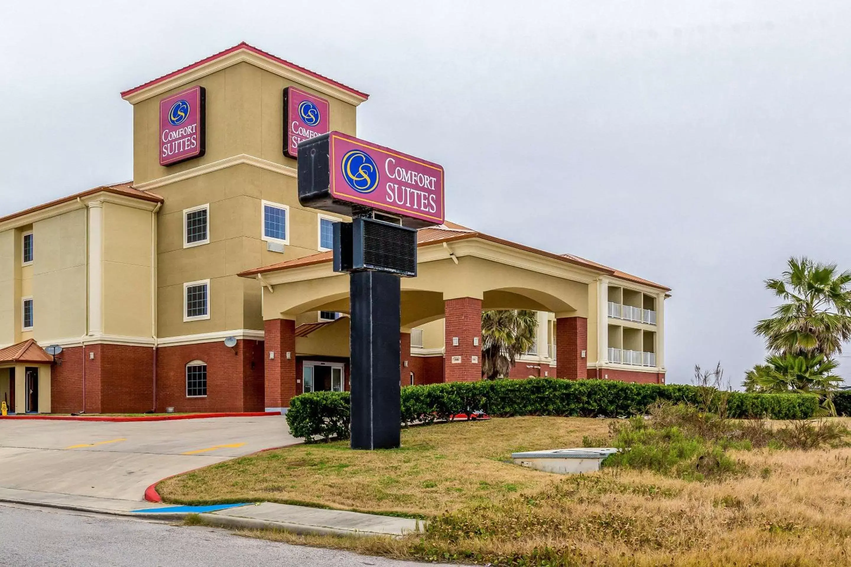 Property building in Comfort Suites Galveston