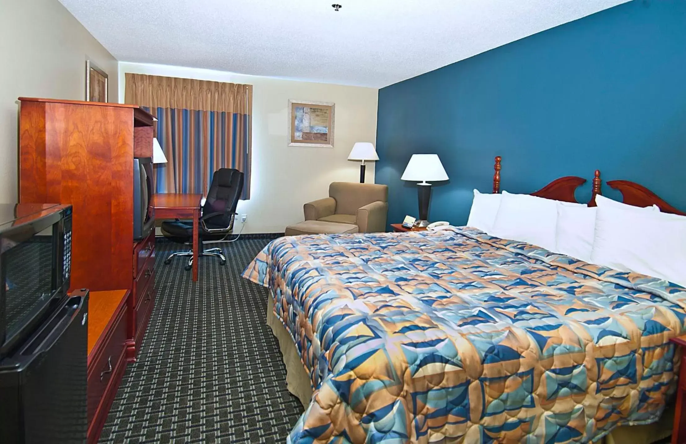 Photo of the whole room, Bed in Days Inn by Wyndham Lafayette Scott