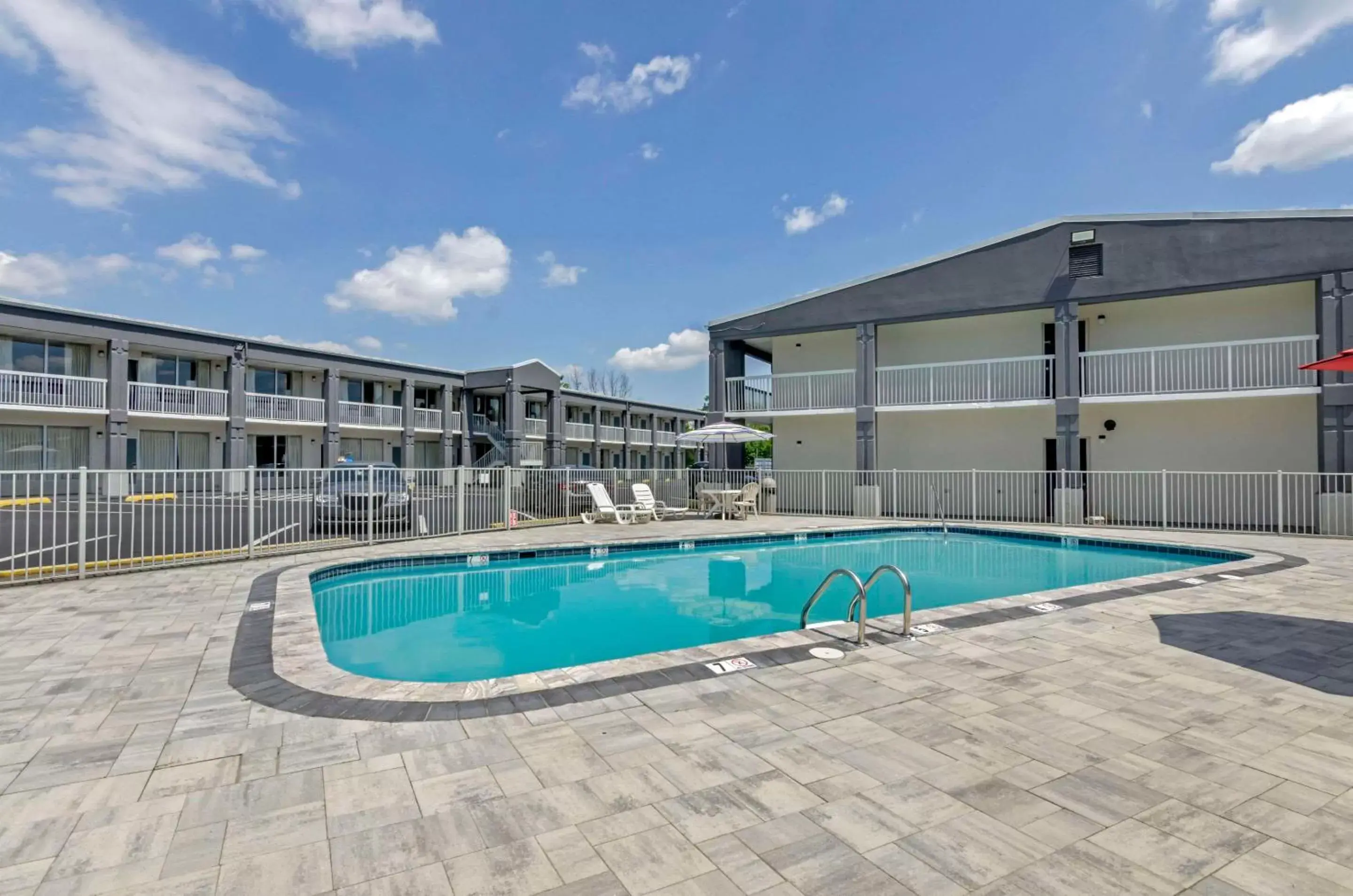 Swimming Pool in Suburban Studios Verona - Staunton North