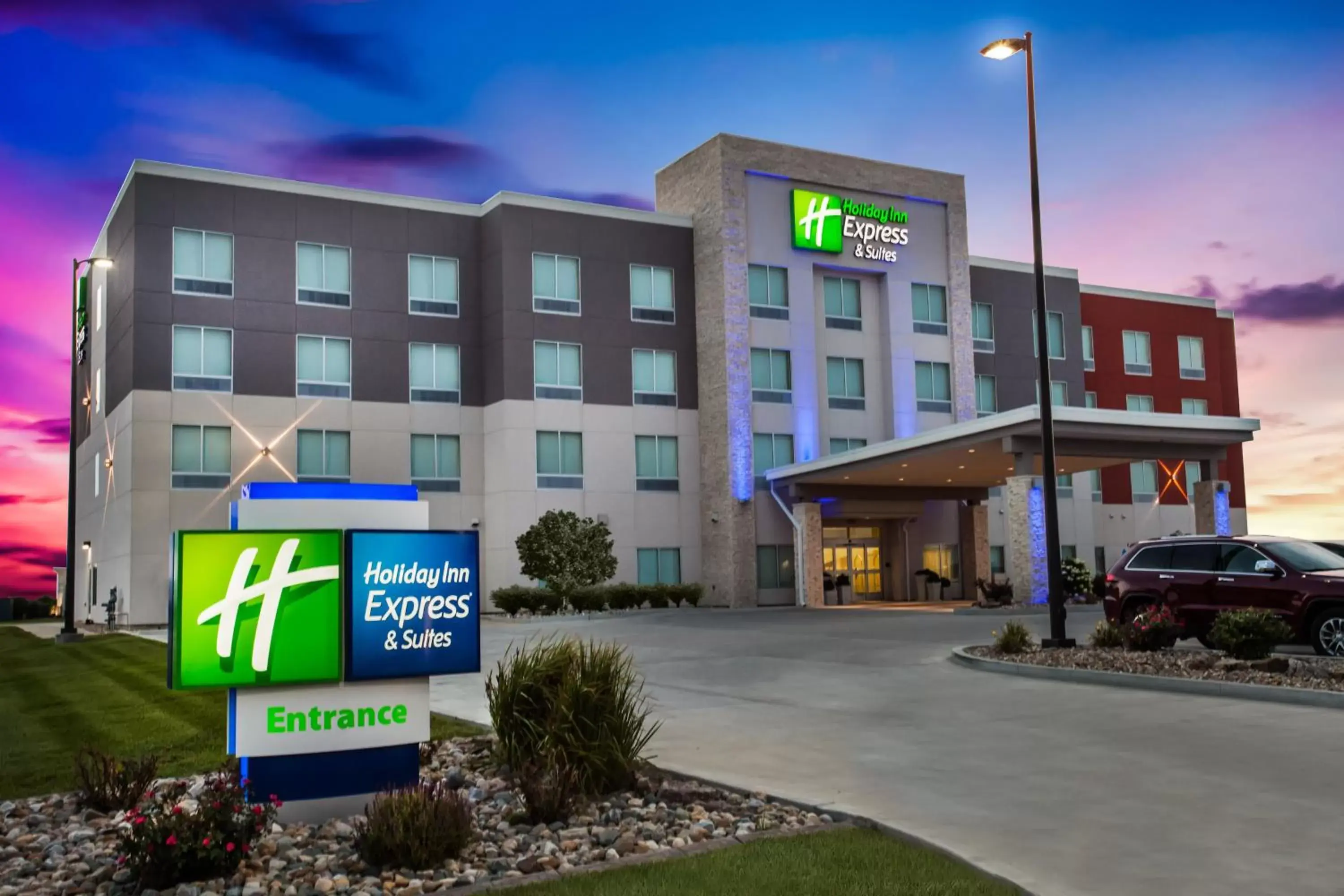 Property Building in Holiday Inn Express & Suites Litchfield, an IHG Hotel
