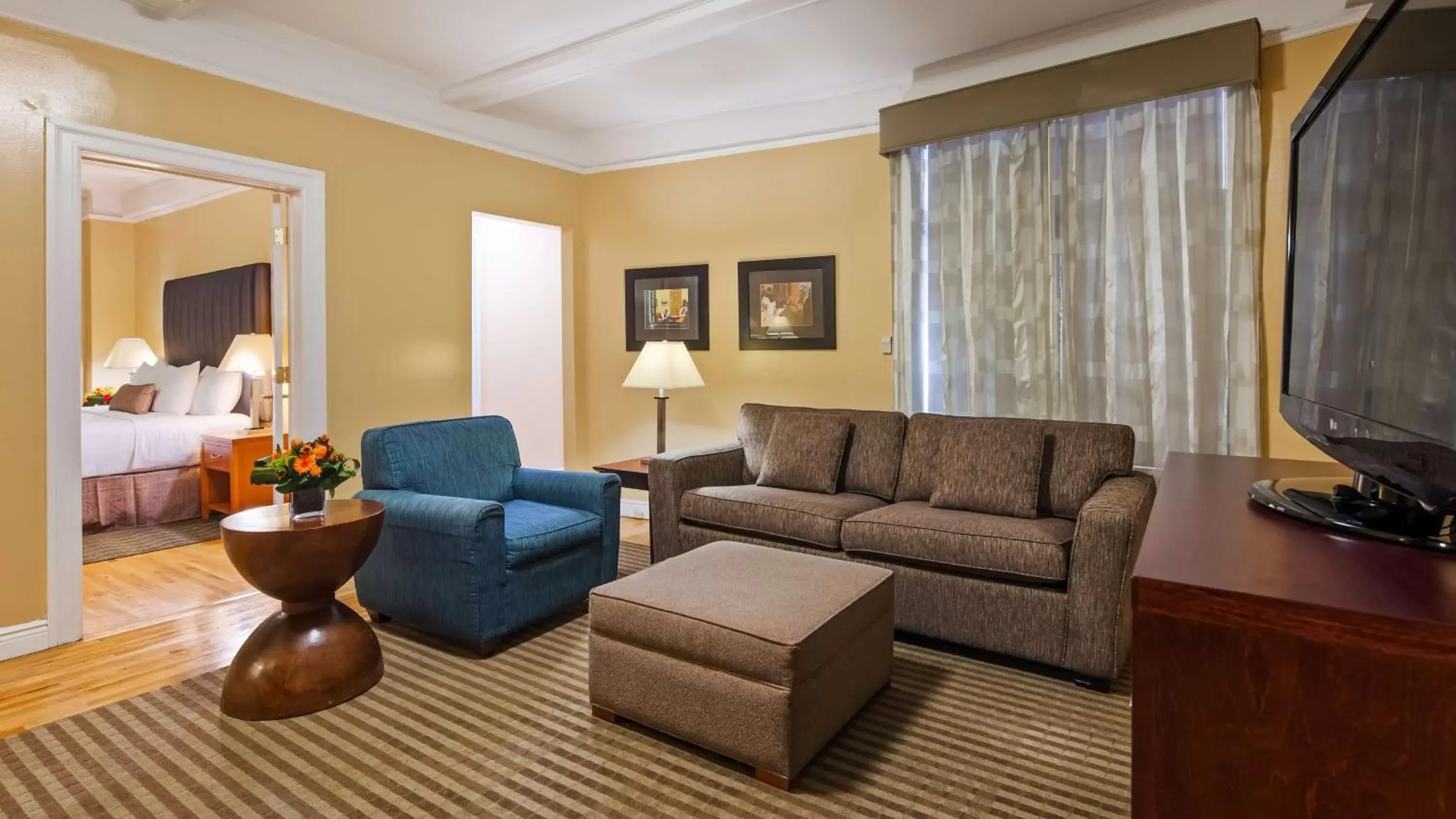 Photo of the whole room, Seating Area in Best Western Plus Hospitality House Suites