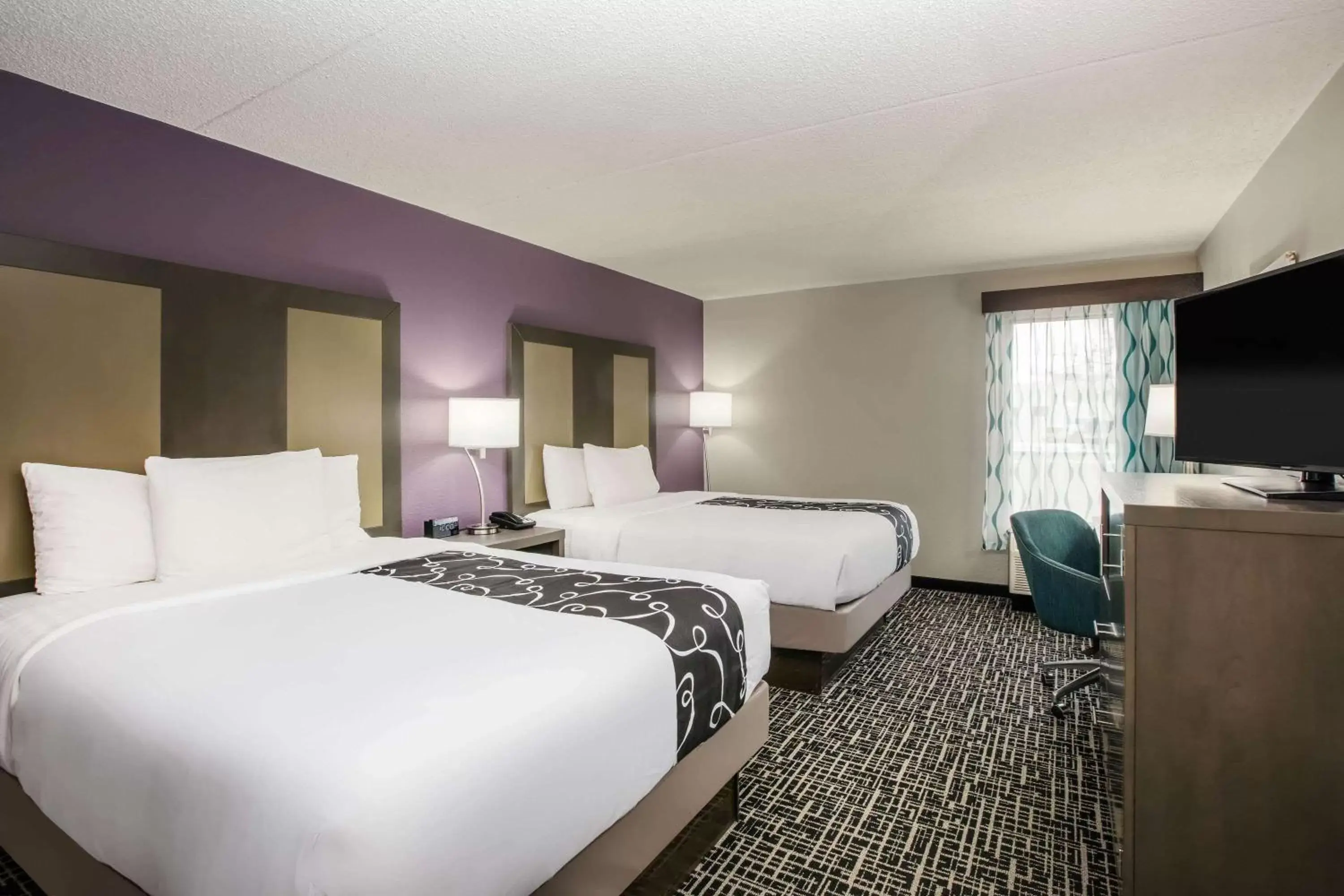 Photo of the whole room, Bed in La Quinta Inn by Wyndham Davenport & Conference Center