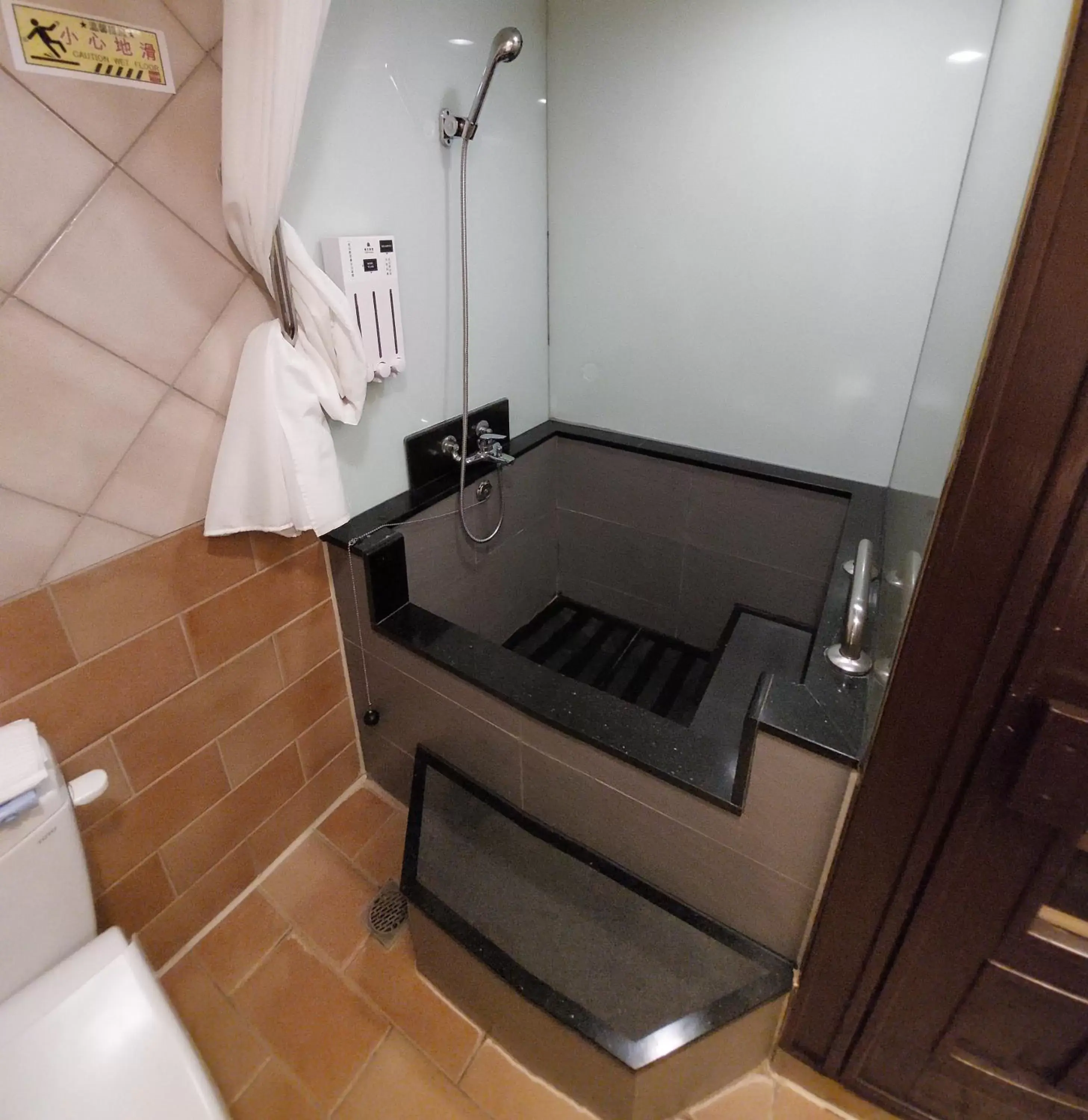 Property building, Bathroom in Yomi Hotel - ShuangLian MRT