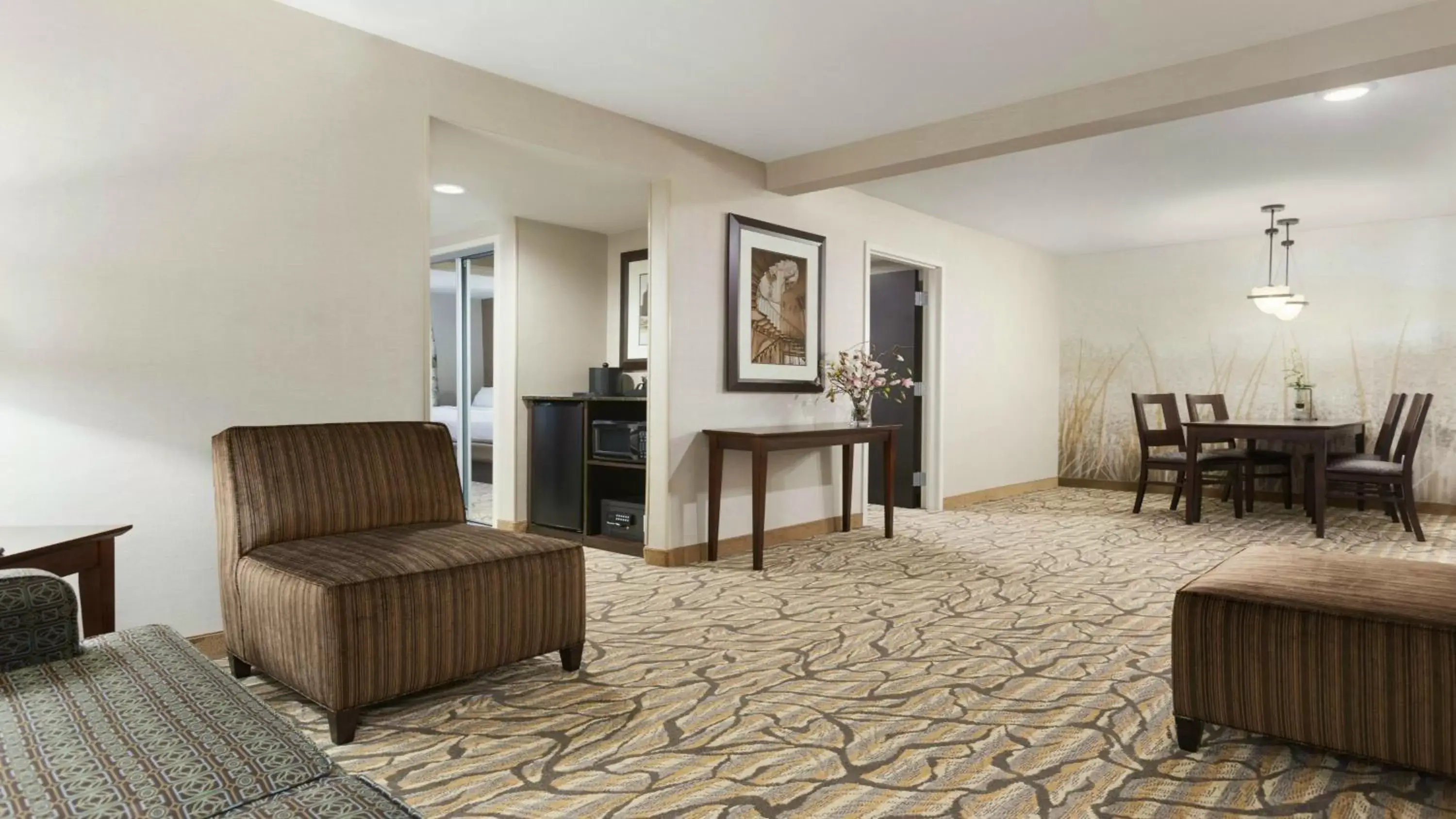 Photo of the whole room, Seating Area in Holiday Inn Hotel & Suites Gateway, an IHG Hotel