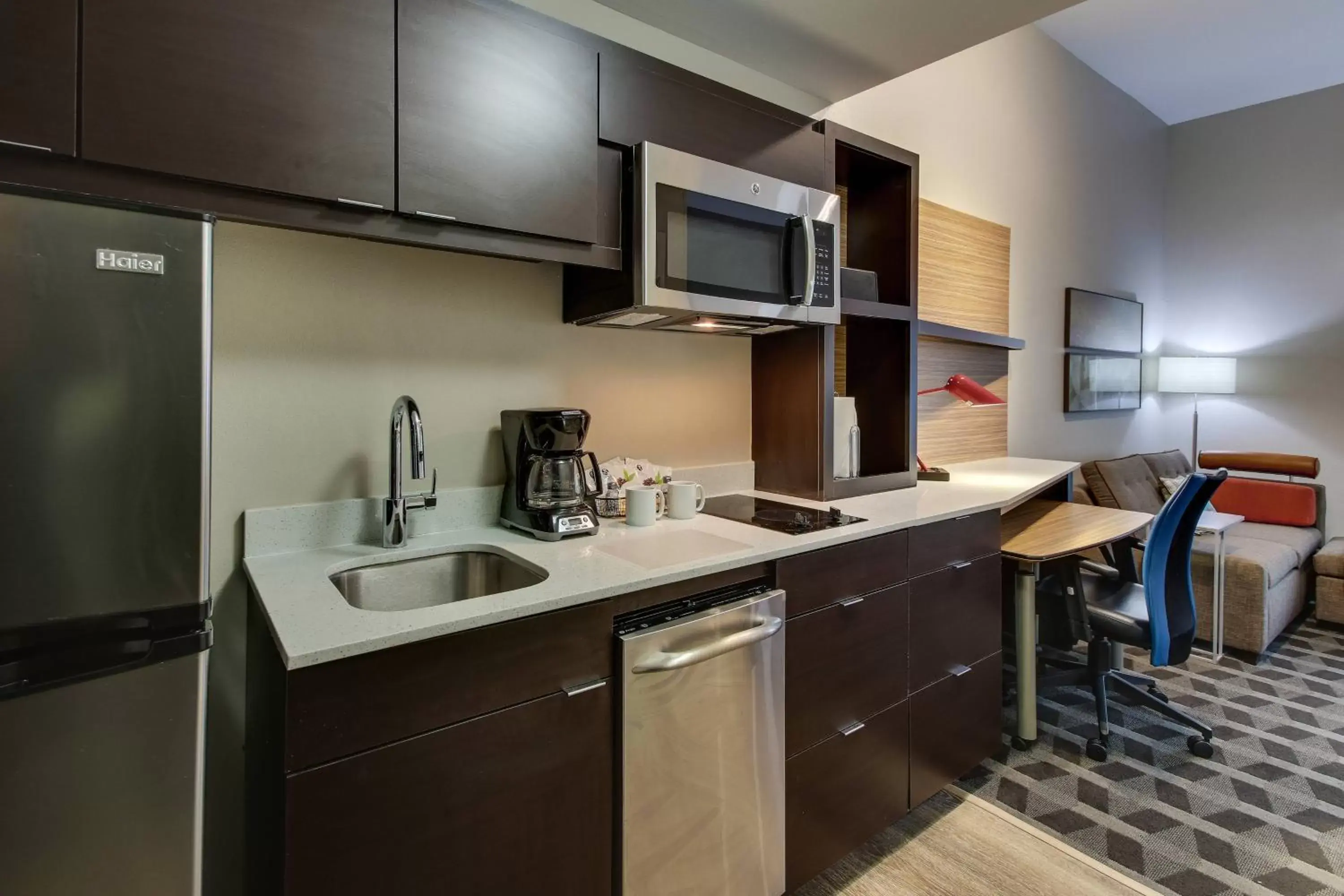 Kitchen or kitchenette, Kitchen/Kitchenette in TownePlace Suites by Marriott Mobile Saraland