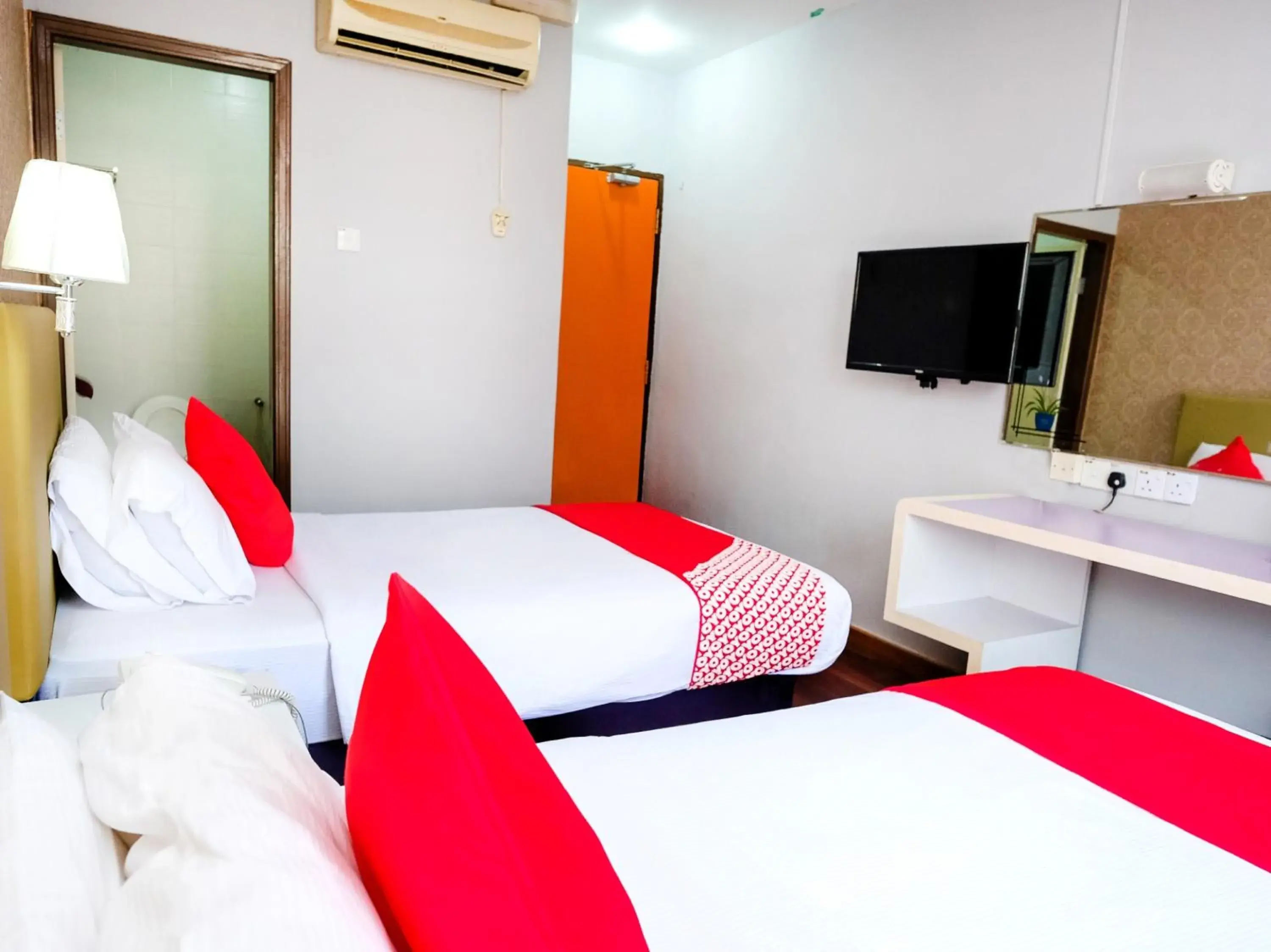 Bedroom, Bed in Super OYO 546 Grand City Hotel