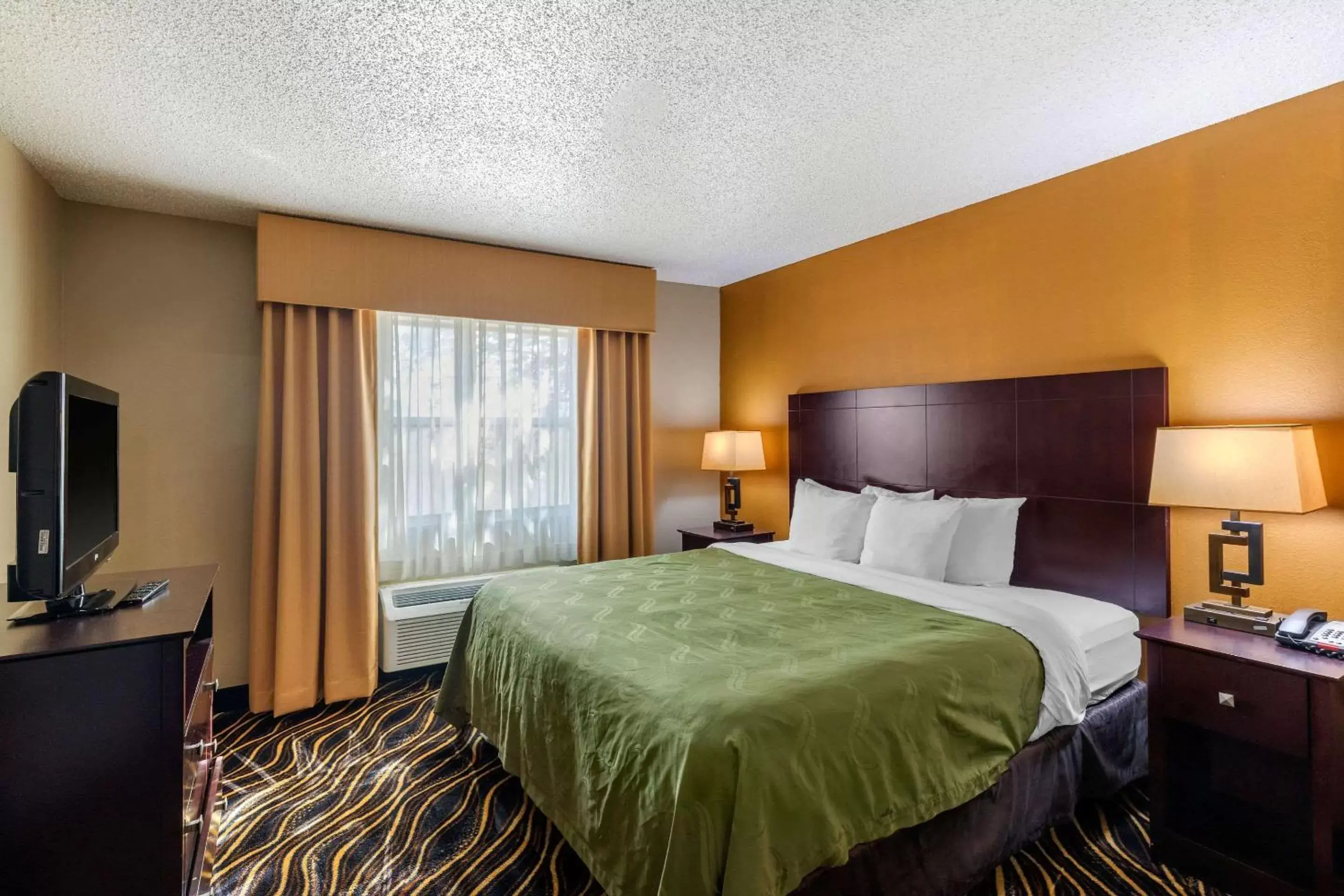 Photo of the whole room, Bed in Quality Suites Addison-Dallas