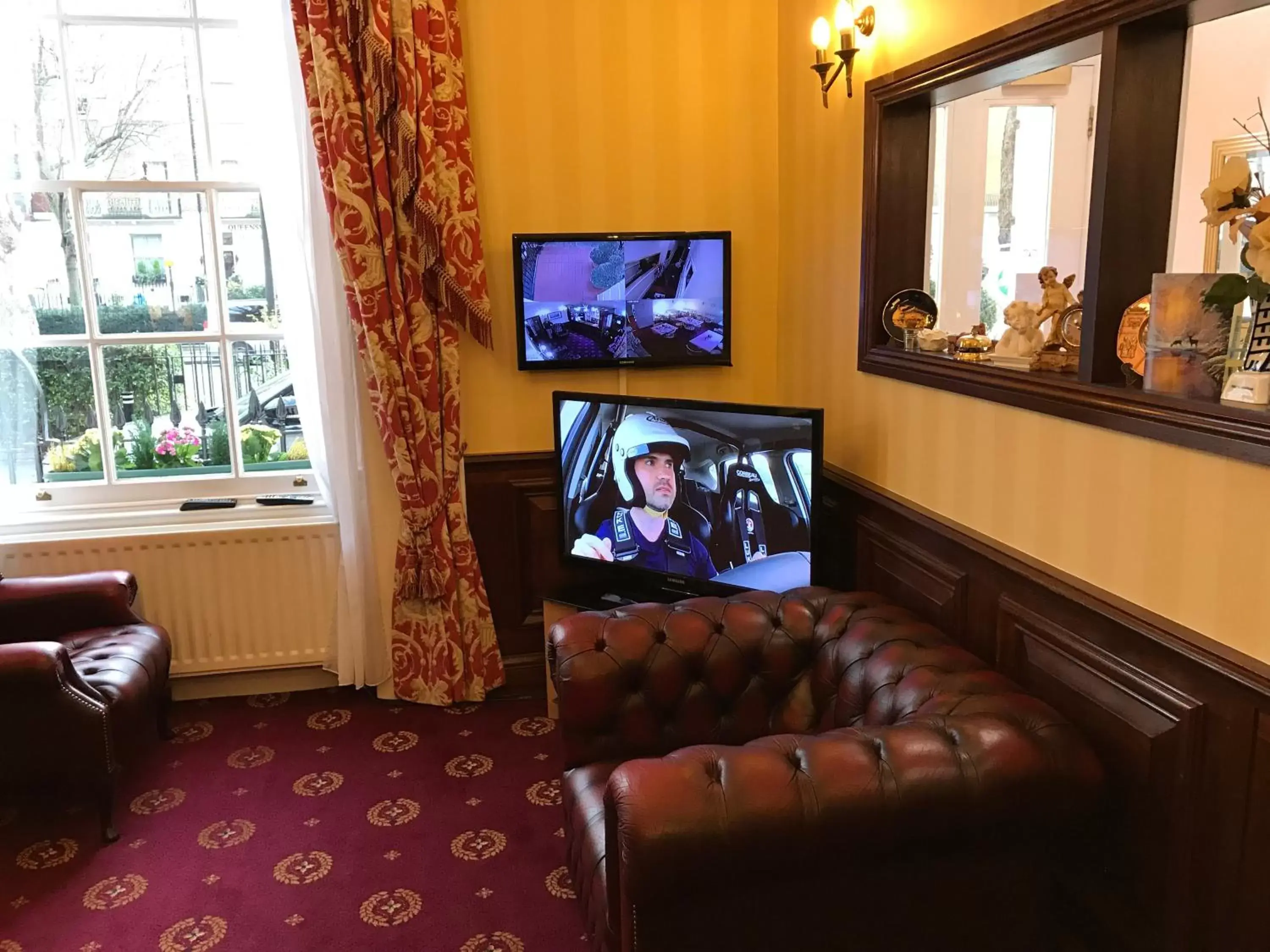 Lobby or reception, TV/Entertainment Center in Balmoral House Hotel