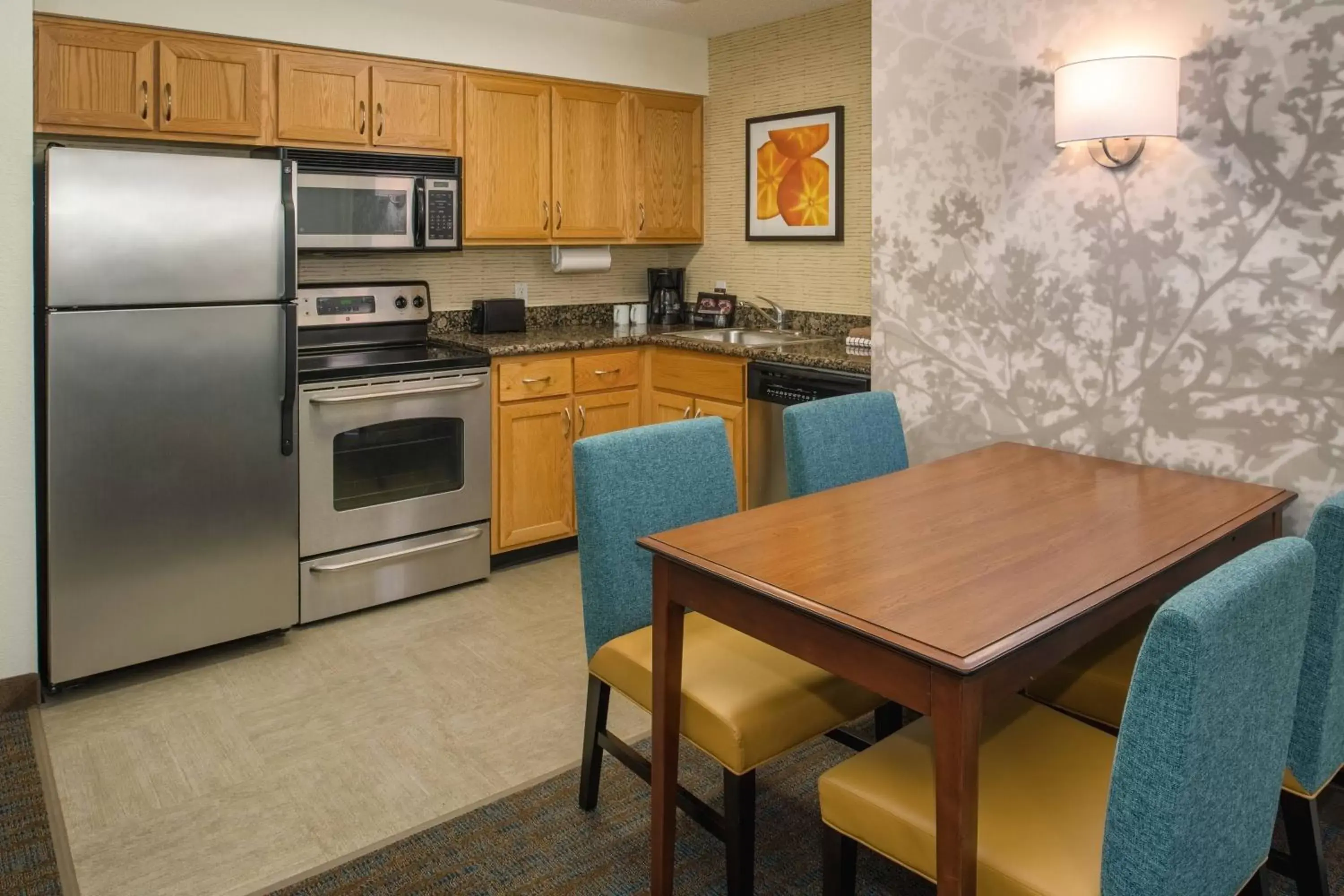 Bedroom, Kitchen/Kitchenette in Residence Inn by Marriott Portland North