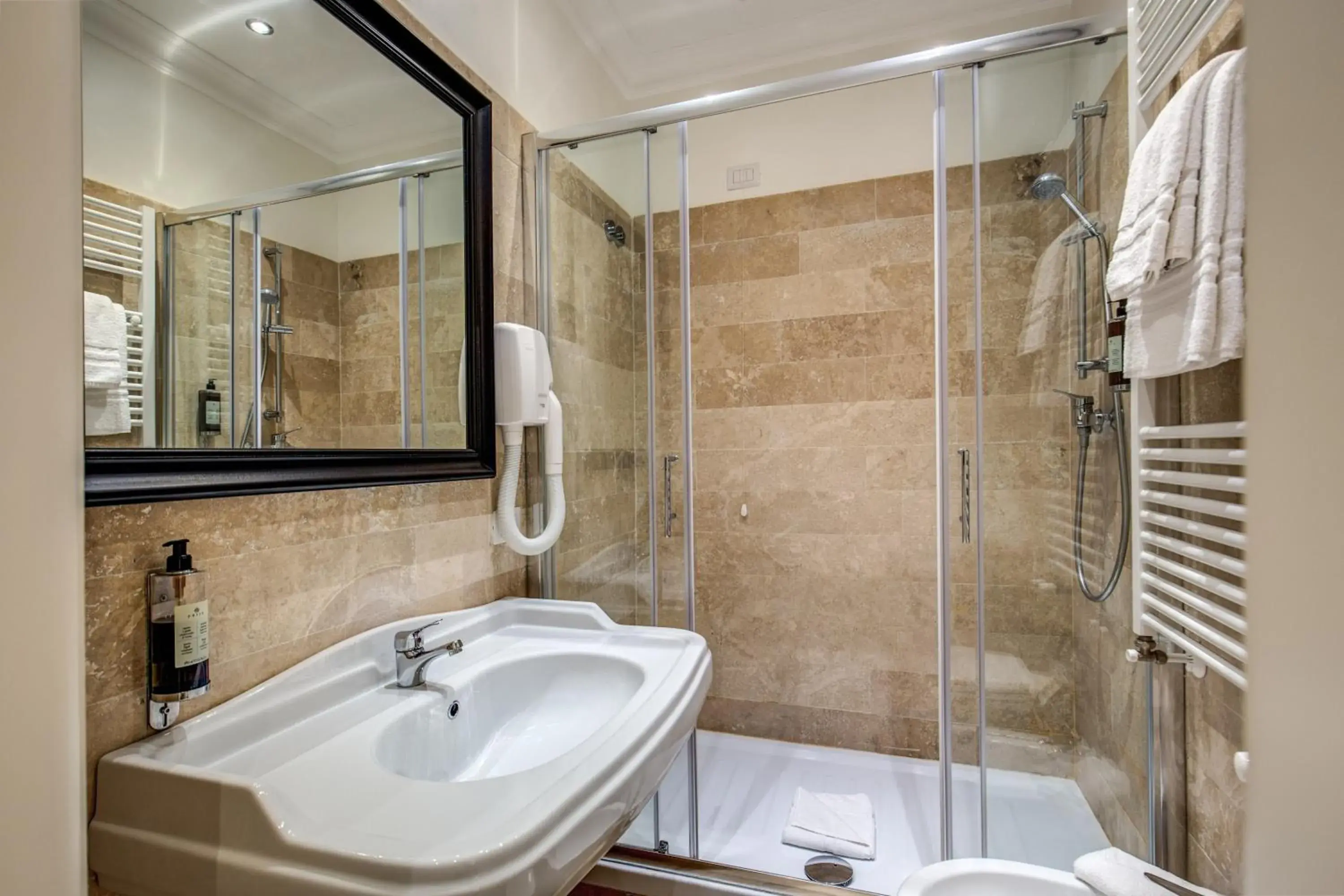 Shower, Bathroom in Hotel dei Quiriti Suite