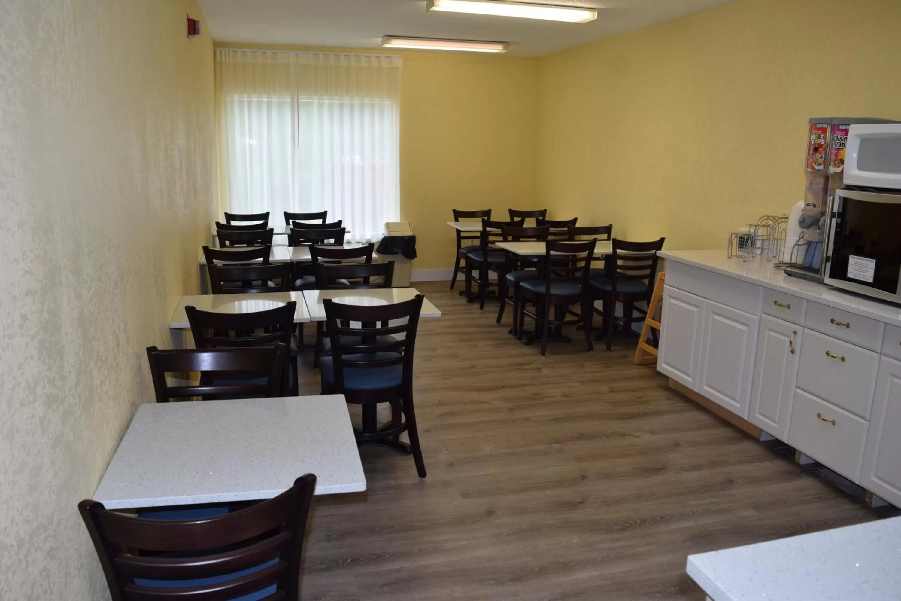 Restaurant/places to eat in Days Inn by Wyndham Cadillac