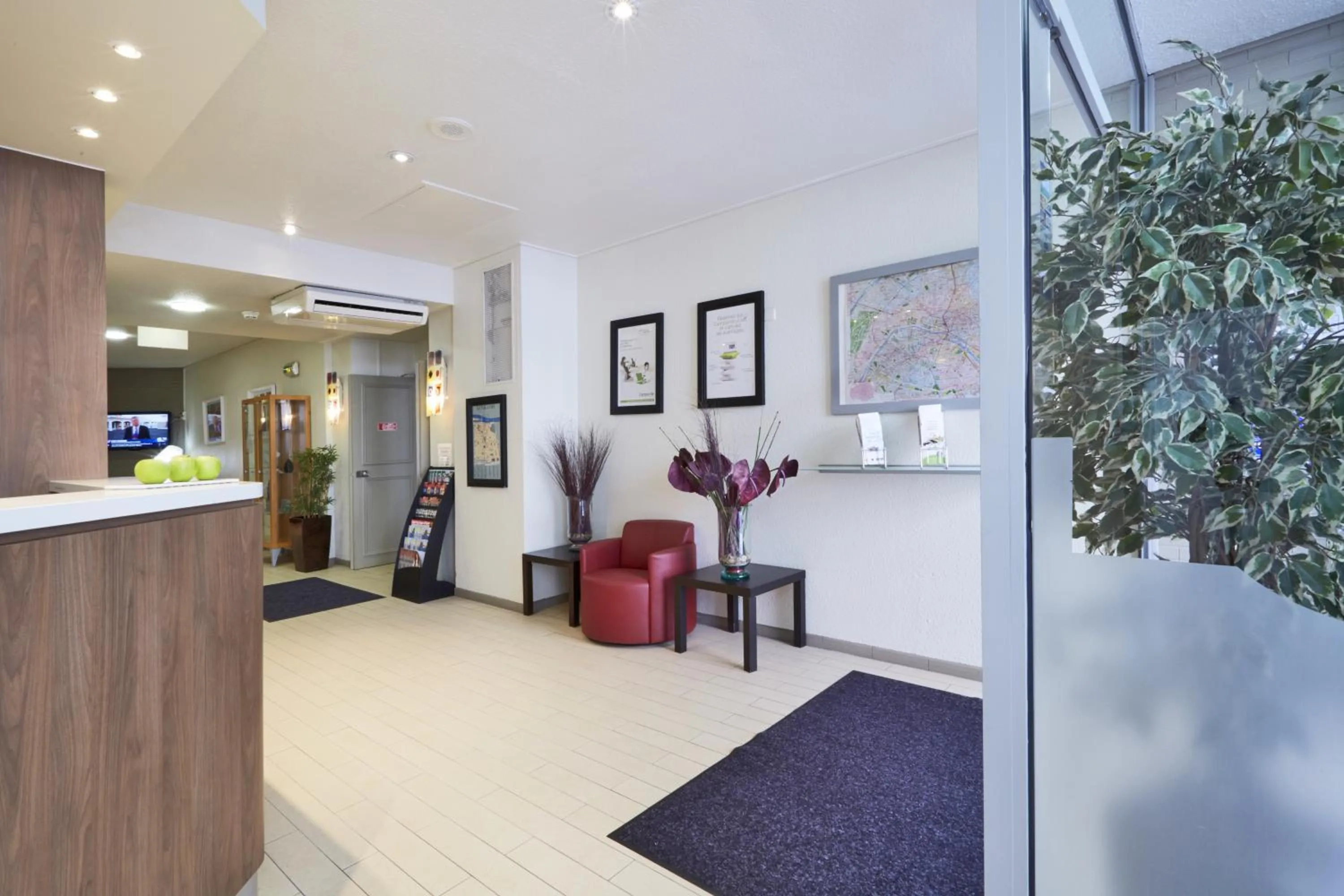 Lobby or reception in Campanile Paris Ouest - Porte de Champerret Levallois