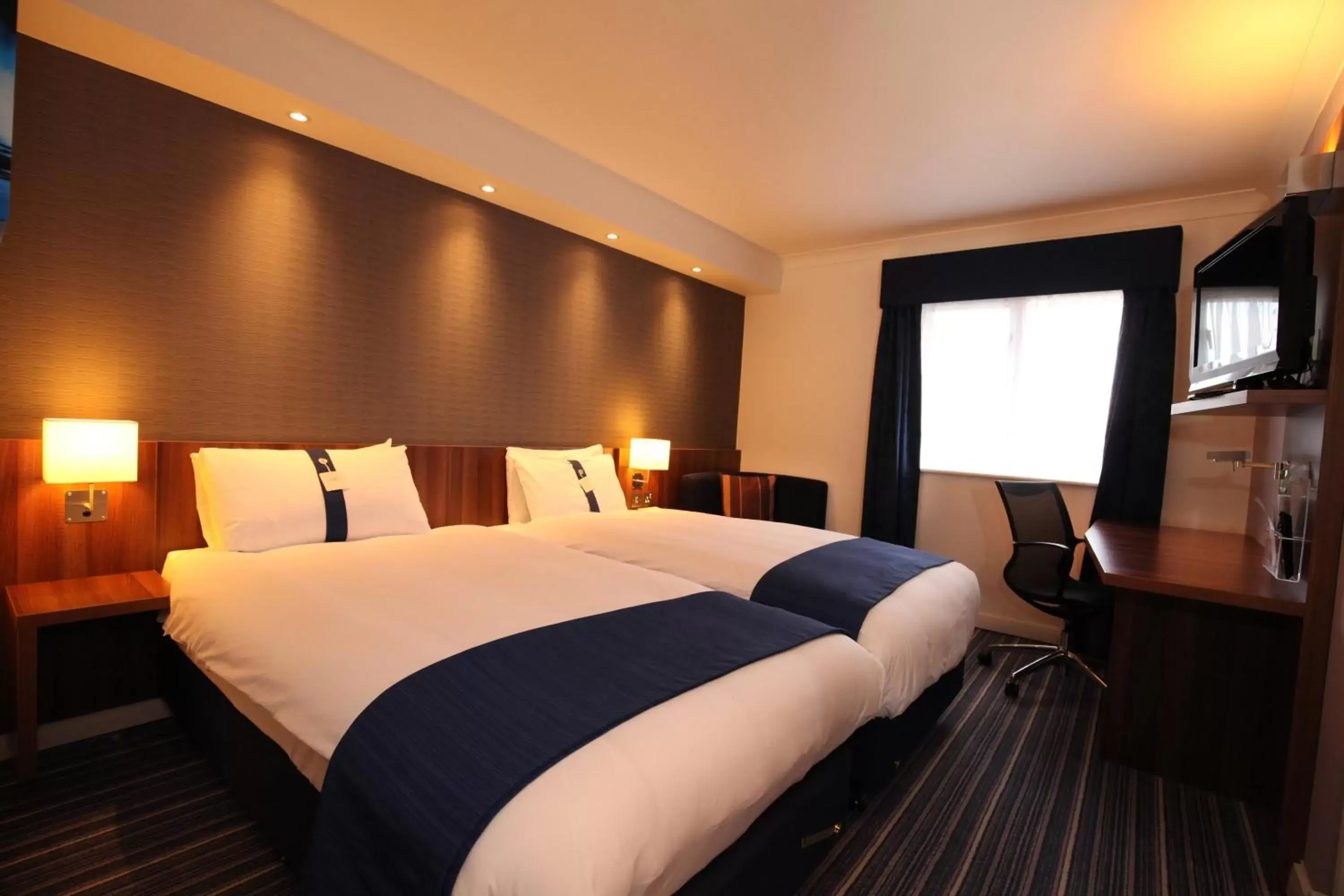 Photo of the whole room, Bed in Holiday Inn Express Glenrothes, an IHG Hotel