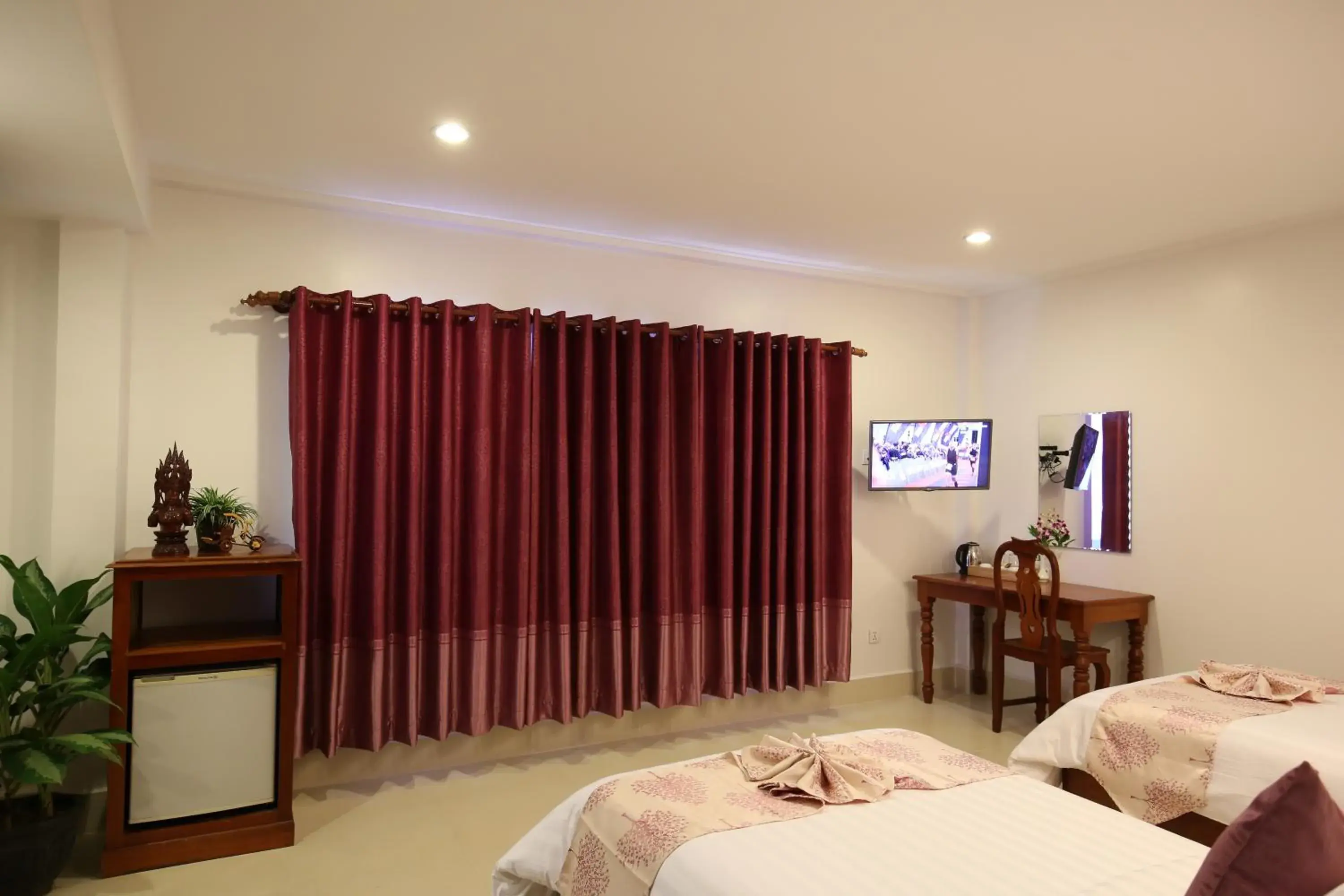 Bed, TV/Entertainment Center in Holy Angkor Hotel