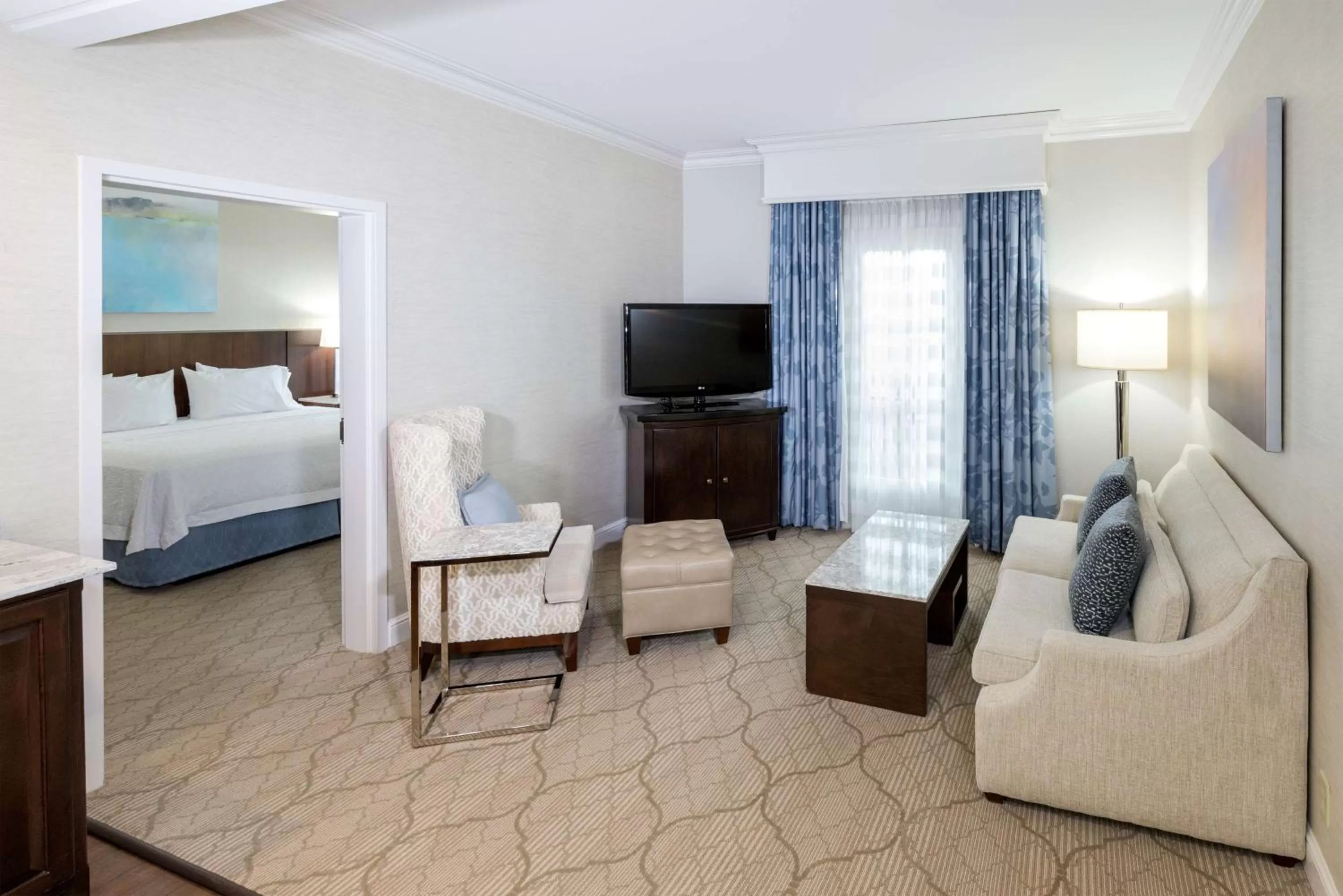Seating area, Bed in Hampton Inn & Suites South Park at Phillips Place