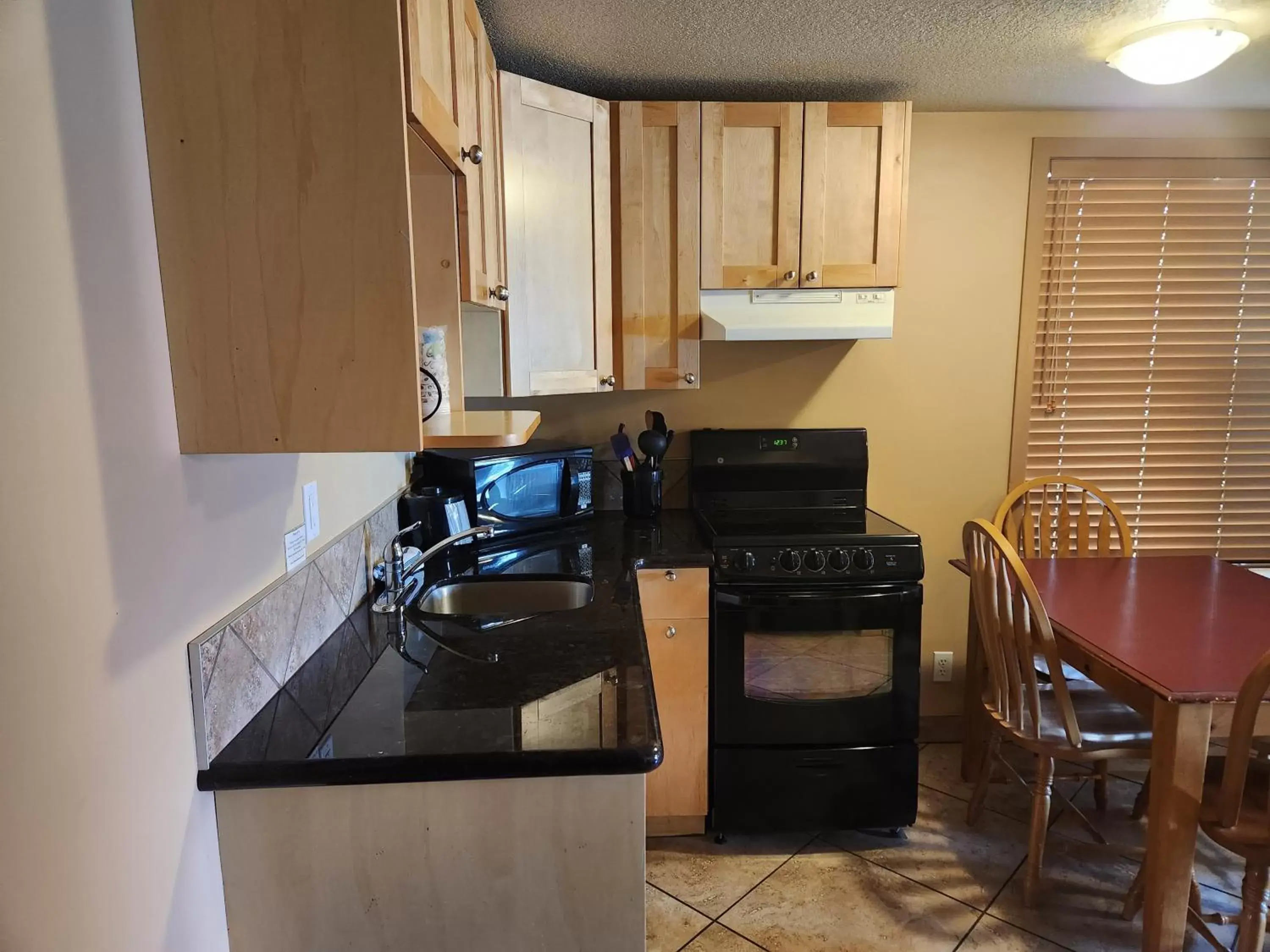 Kitchen or kitchenette, Kitchen/Kitchenette in Waterton Lakes Lodge Resort