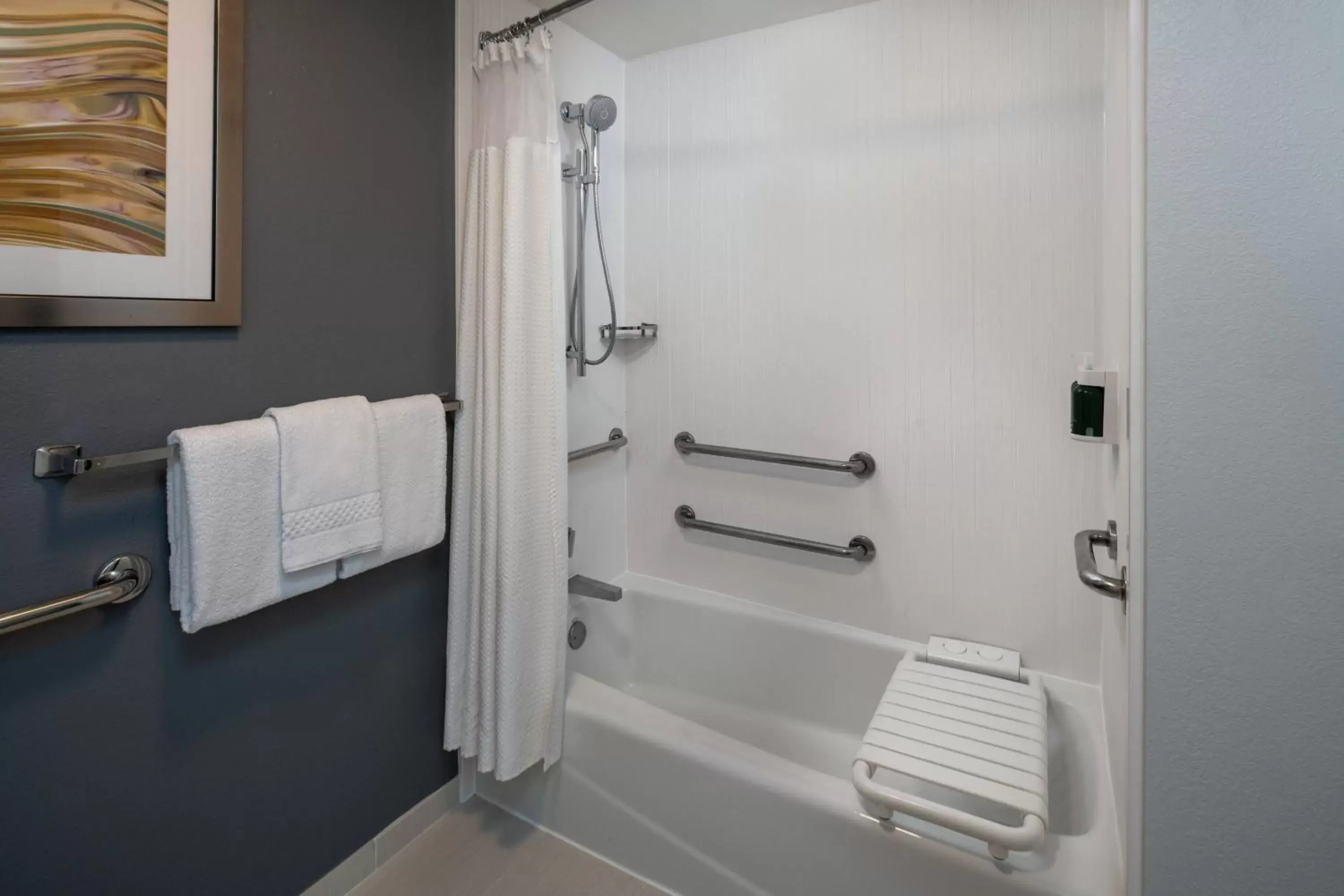 Bathroom in Courtyard by Marriott Memphis East/Park Avenue