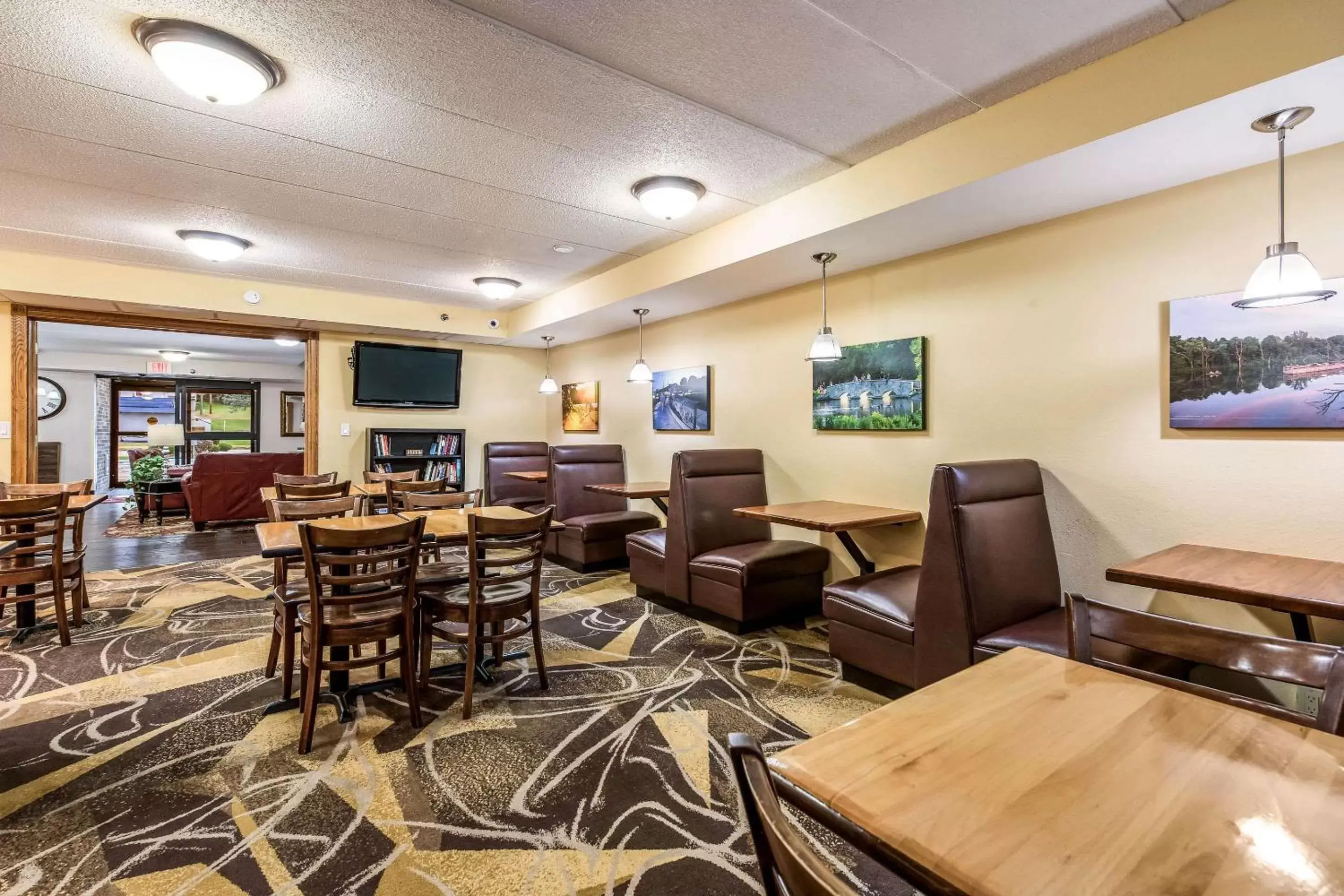 Restaurant/Places to Eat in Econo Lodge Rochester