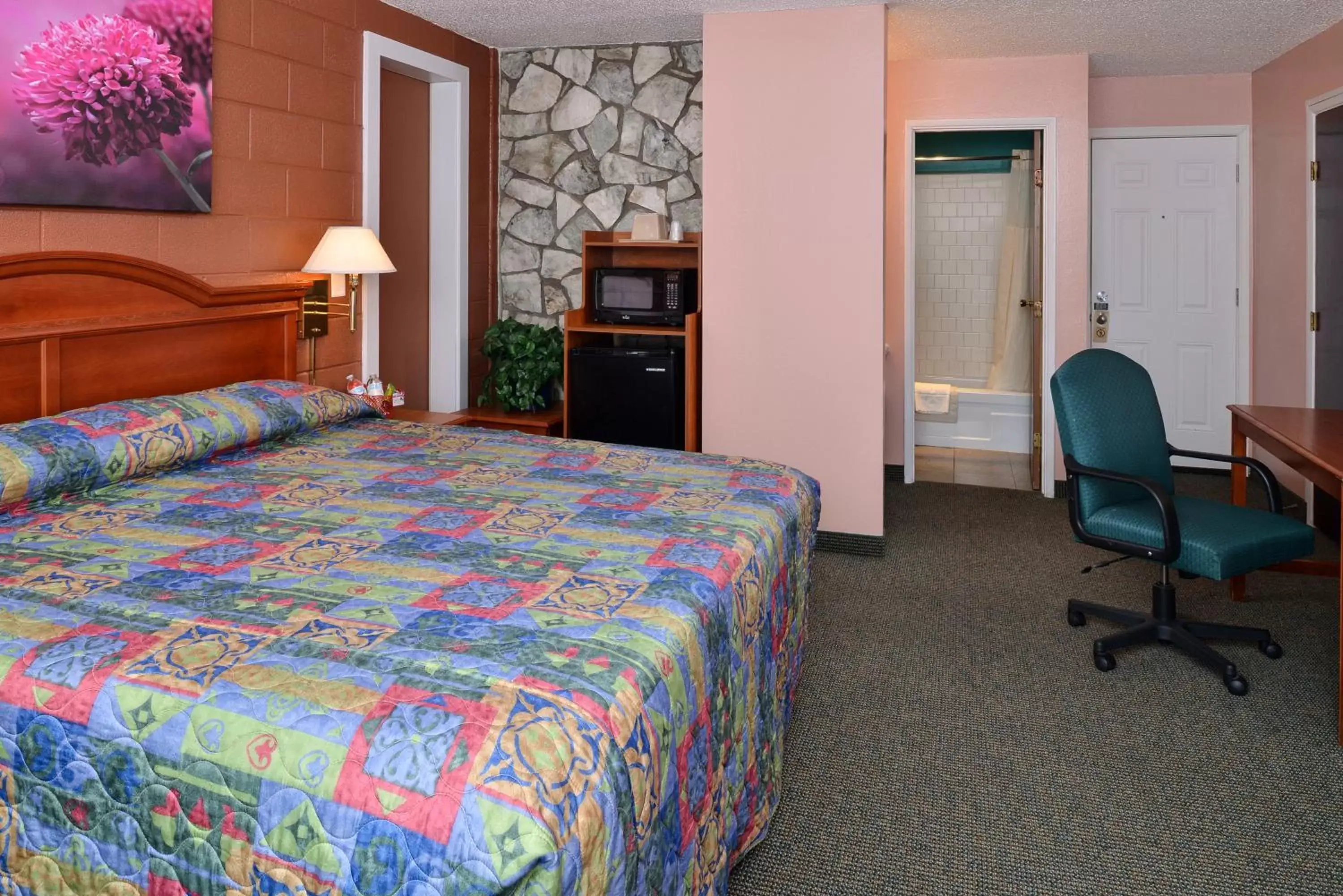 Photo of the whole room, Bed in Maverick Motel