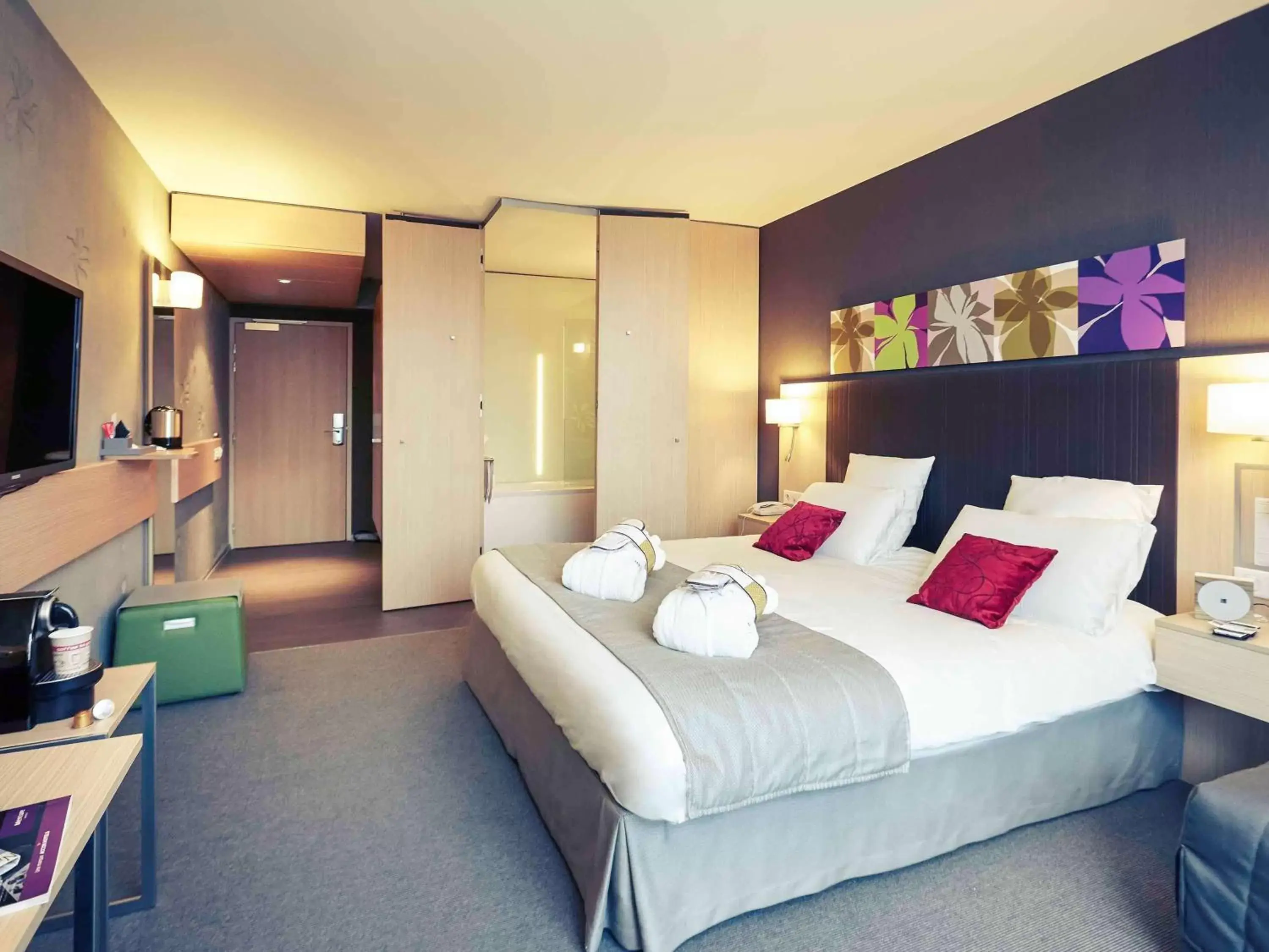 Photo of the whole room, Bed in Mercure Valenciennes Centre