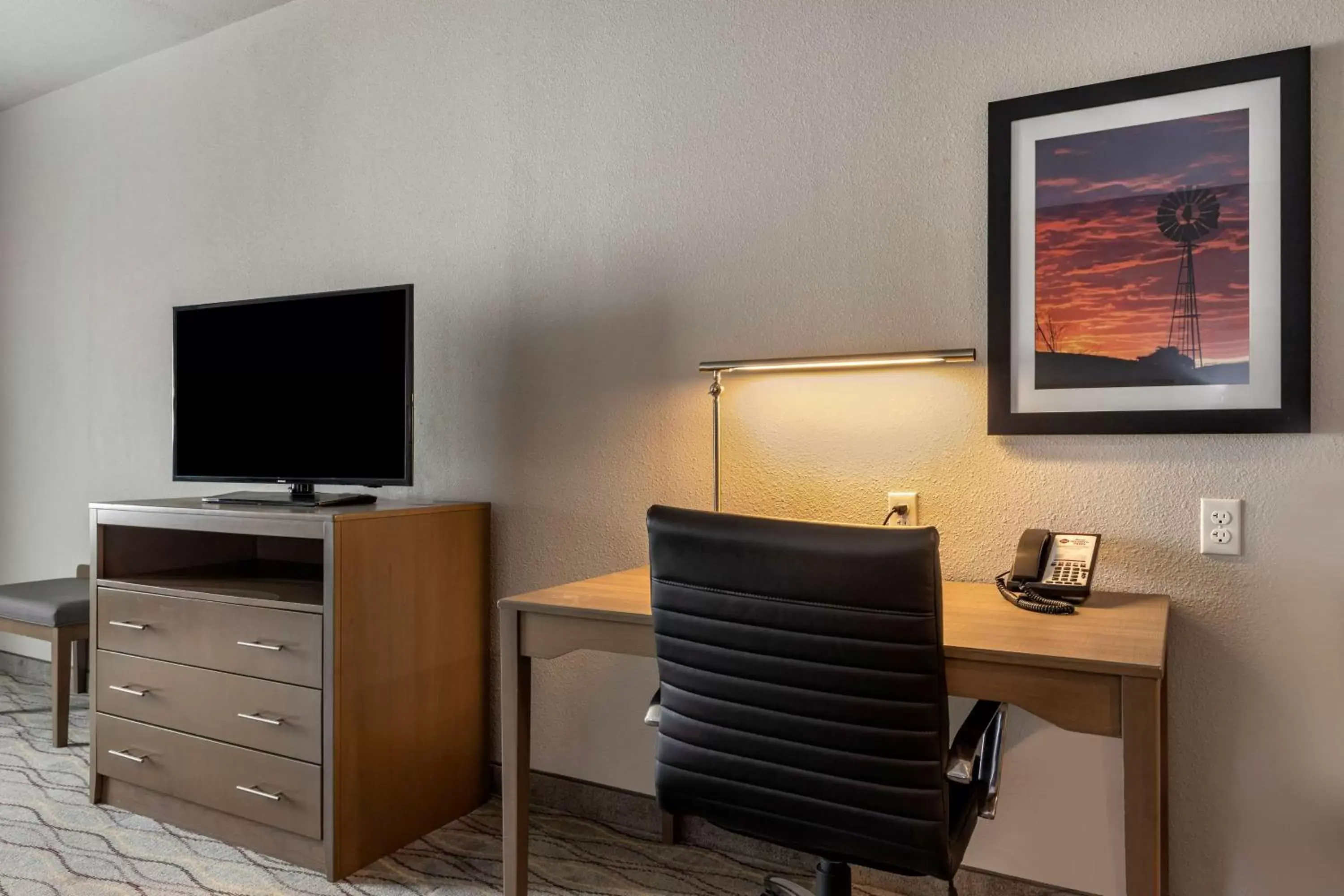 Bedroom, TV/Entertainment Center in Best Western Plus Pauls Valley