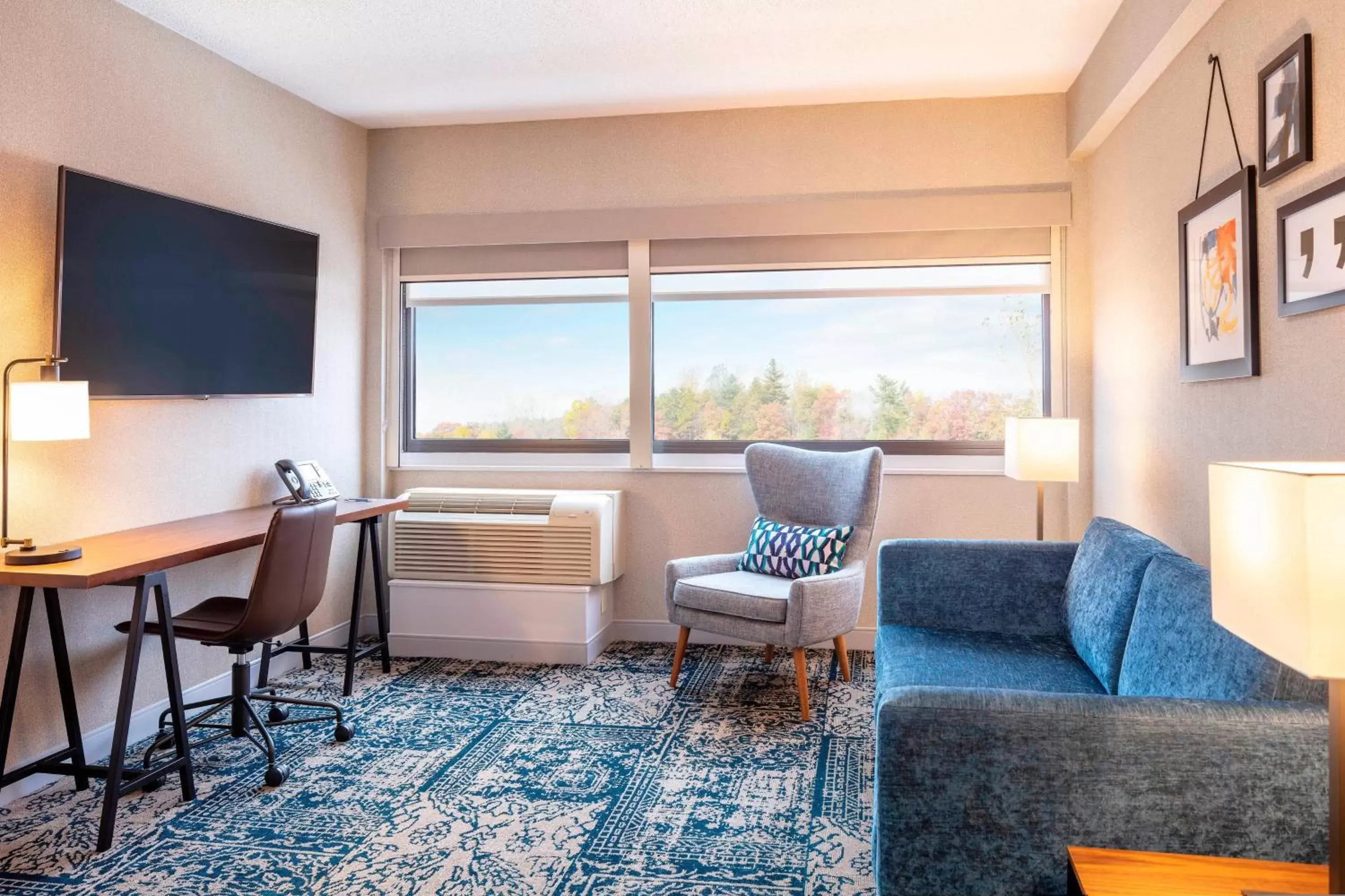 Living room, Seating Area in Four Points by Sheraton Norwood Conference Center