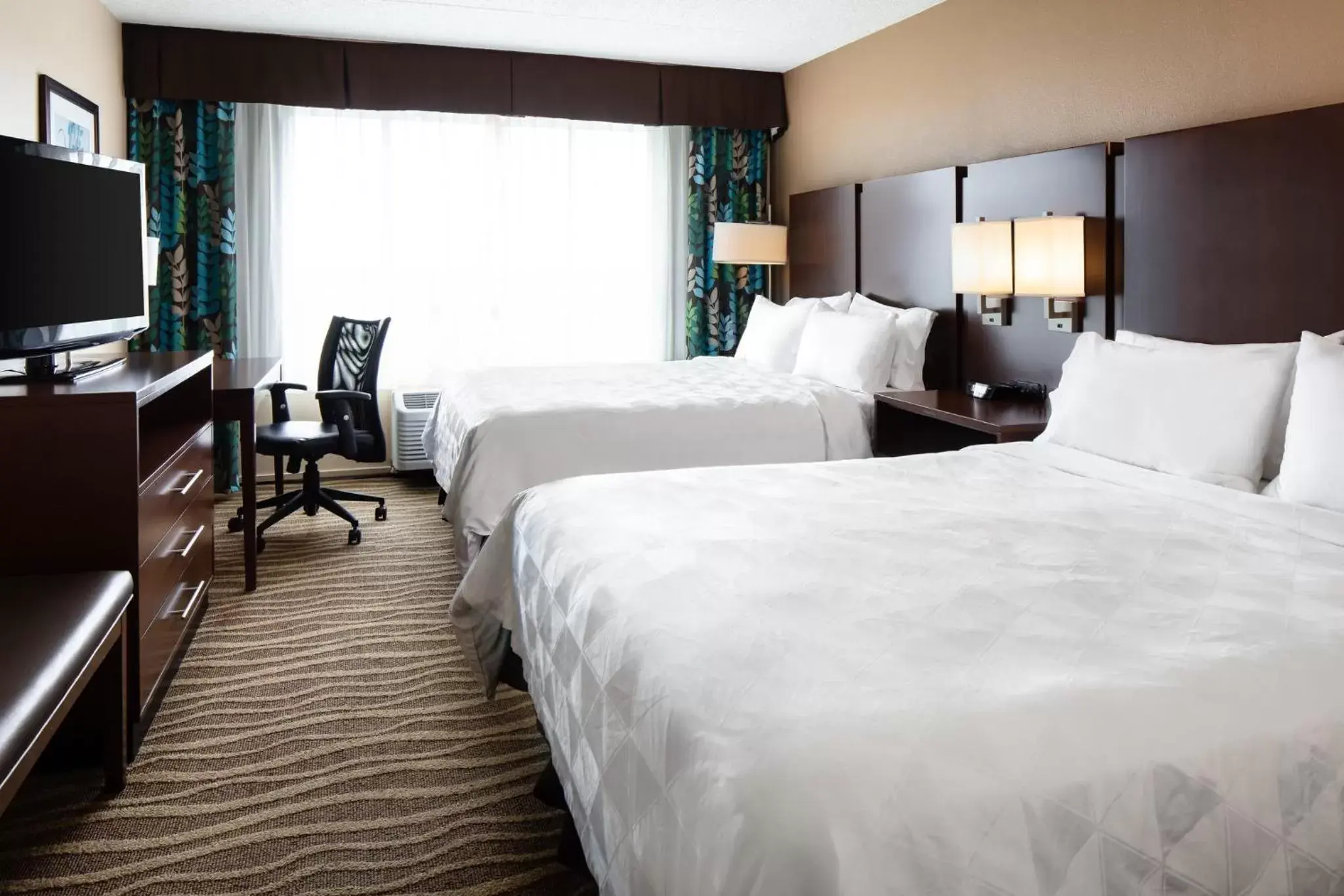 Photo of the whole room, Bed in Holiday Inn Hotel & Suites Overland Park-West, an IHG Hotel