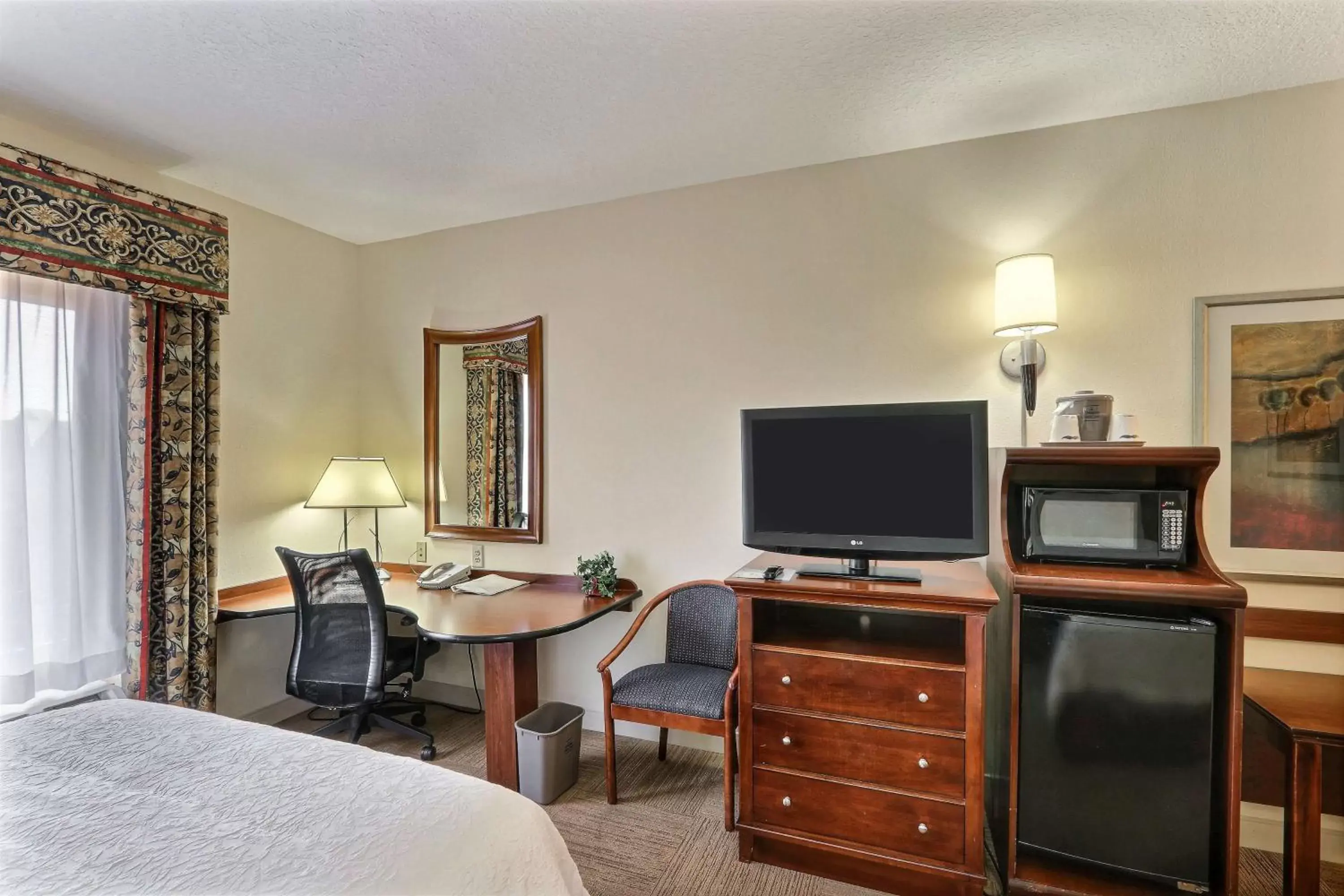 Bed, TV/Entertainment Center in Hampton Inn & Suites Savannah - I-95 South - Gateway