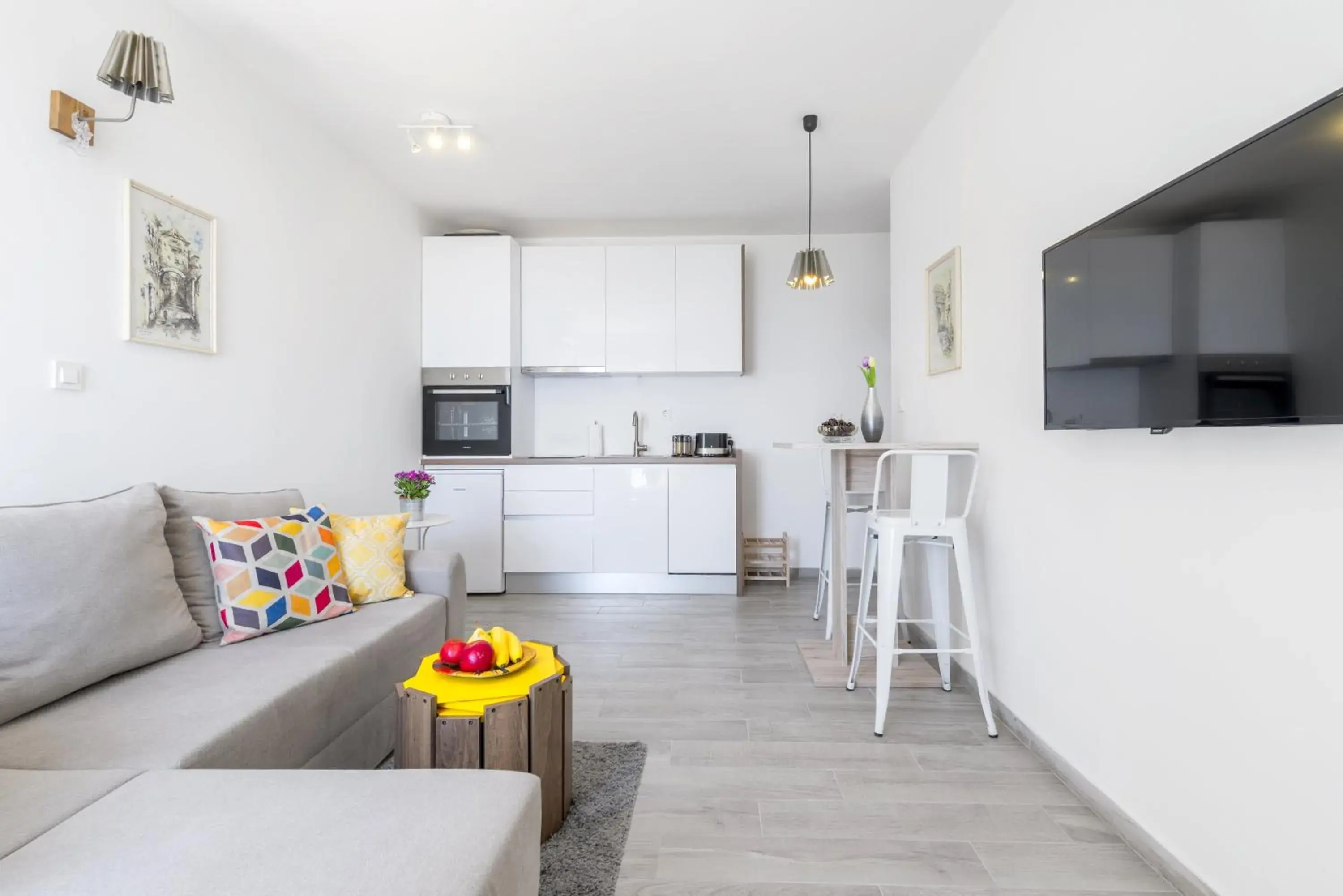 Living room, Kitchen/Kitchenette in FM Apartments