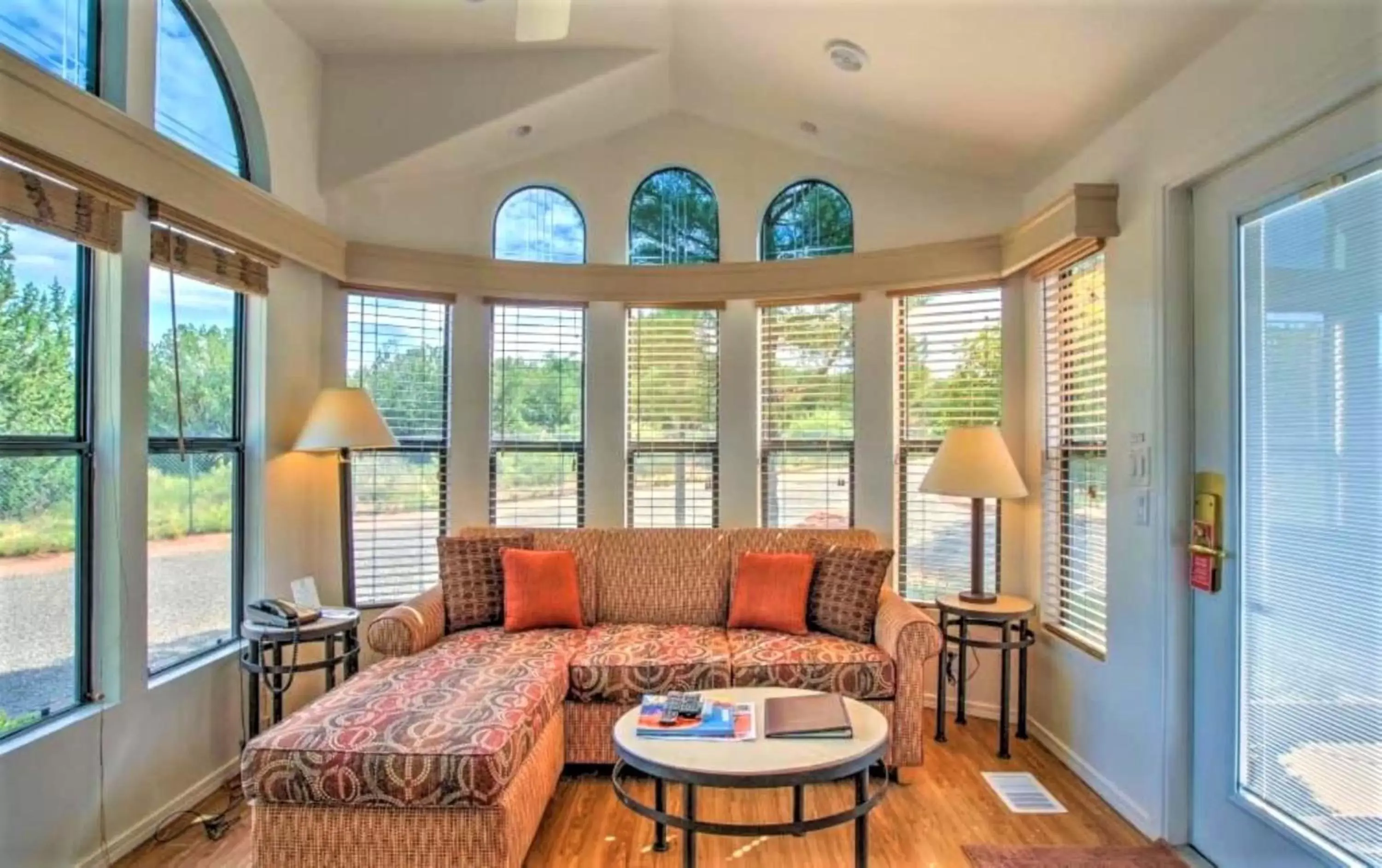 Living room, Seating Area in Sedona Pines Resort