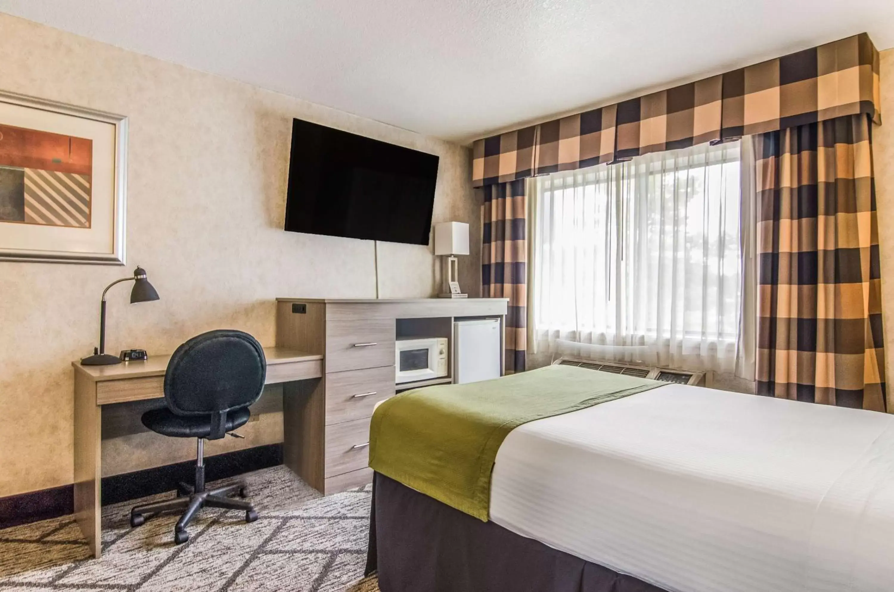 TV and multimedia, Bed in GuestHouse Inn & Suites Poulsbo