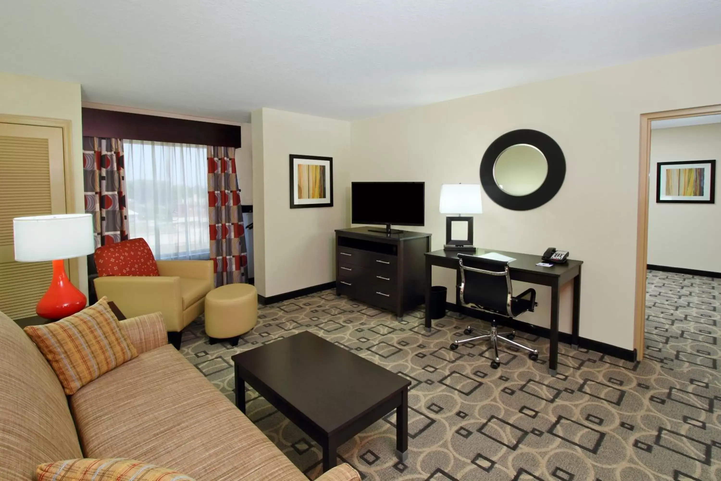 Photo of the whole room, Seating Area in Holiday Inn Express Augusta Downtown, an IHG Hotel