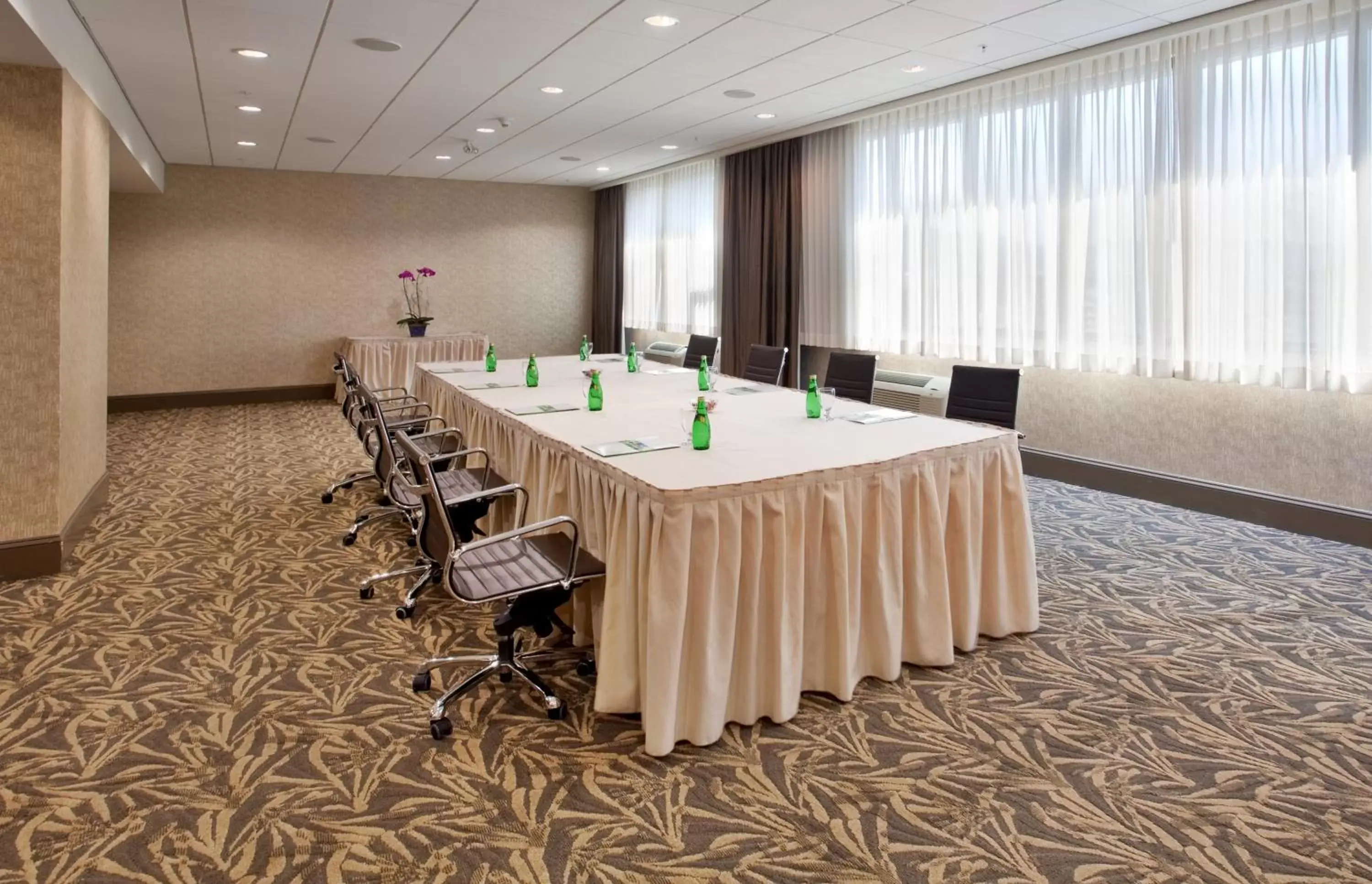 Meeting/conference room in Holiday Inn Vancouver-Centre Broadway, an IHG Hotel