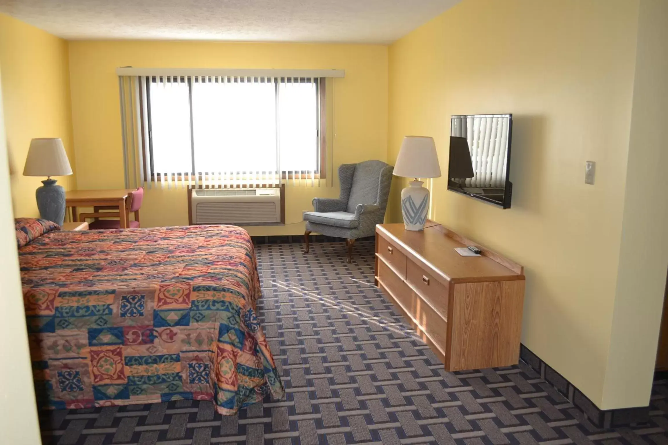 Bed, TV/Entertainment Center in Sky Lodge Inn & Suites - Delavan