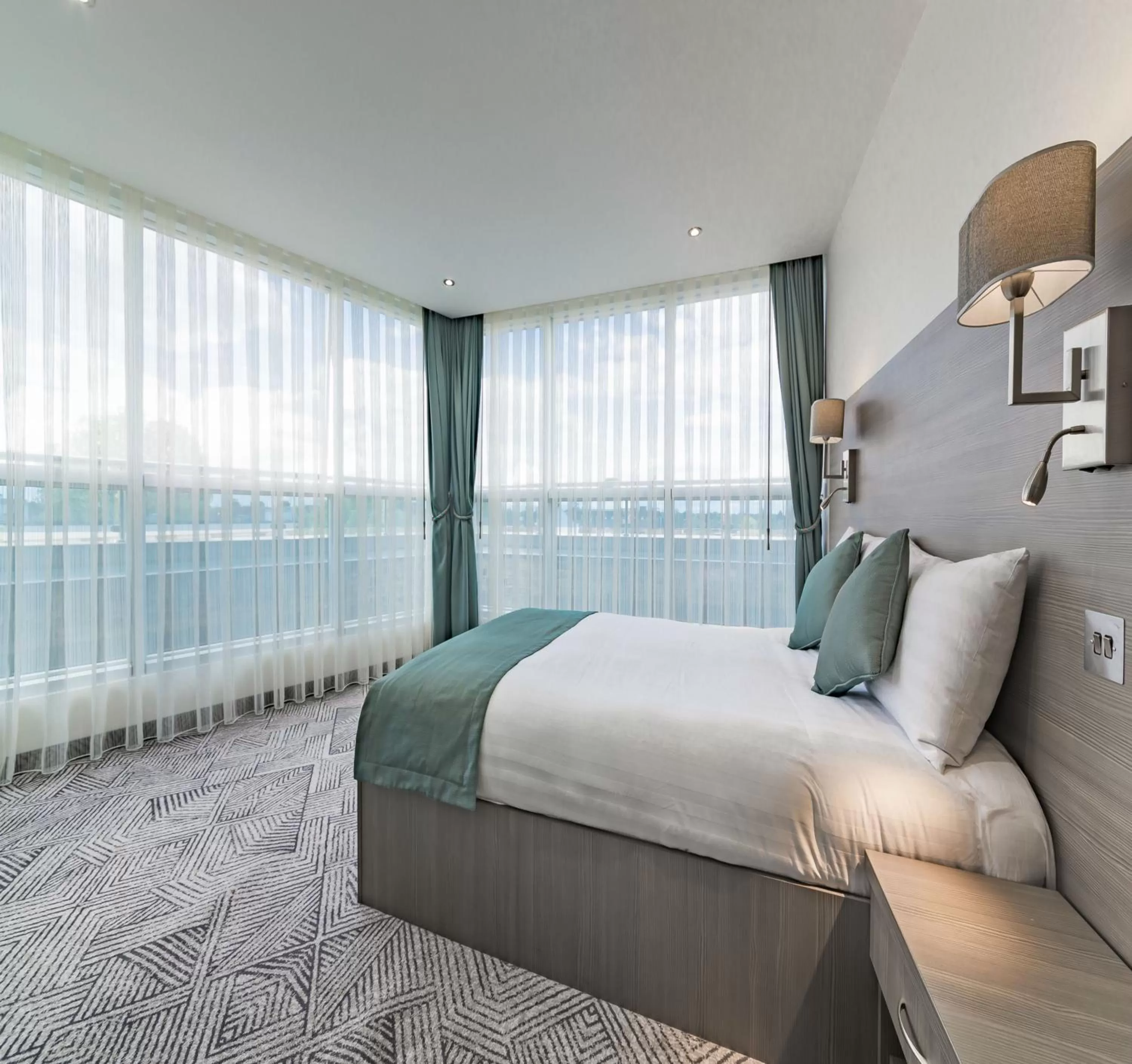 Day, Bed in The Lion & Key Hotel