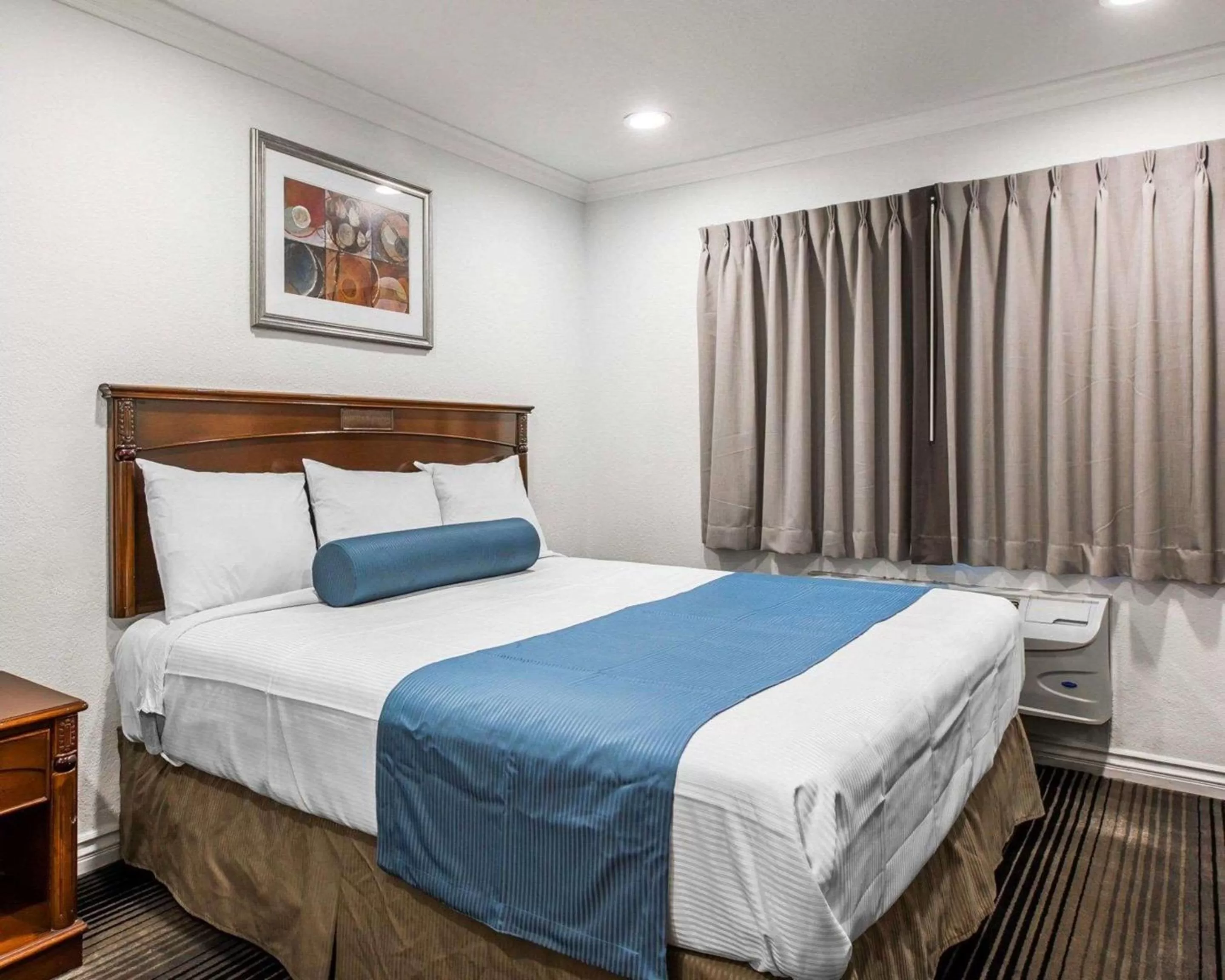 Photo of the whole room, Bed in Rodeway Inn & Suites Pacific Coast Highway