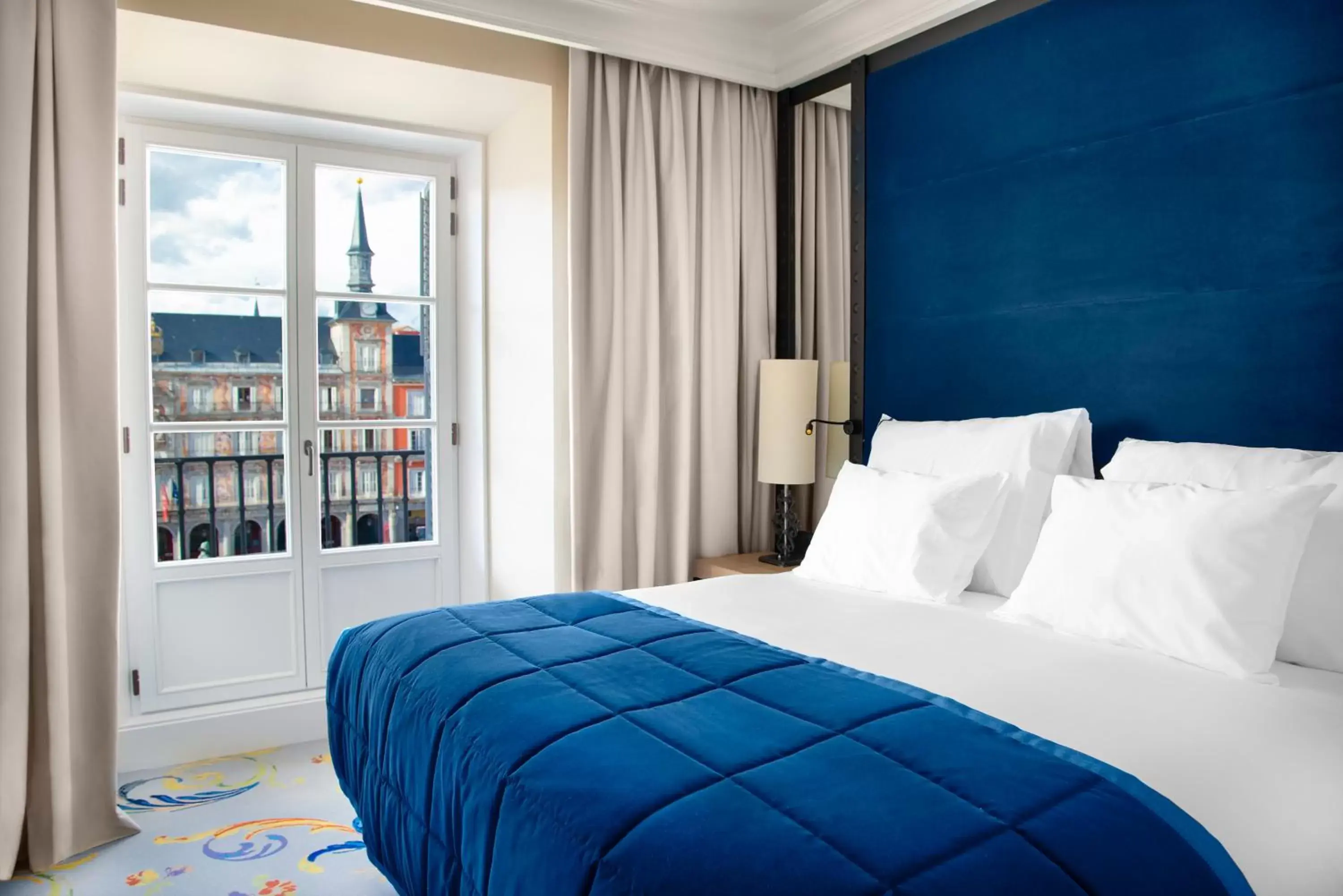 View (from property/room), Bed in Pestana Plaza Mayor Madrid