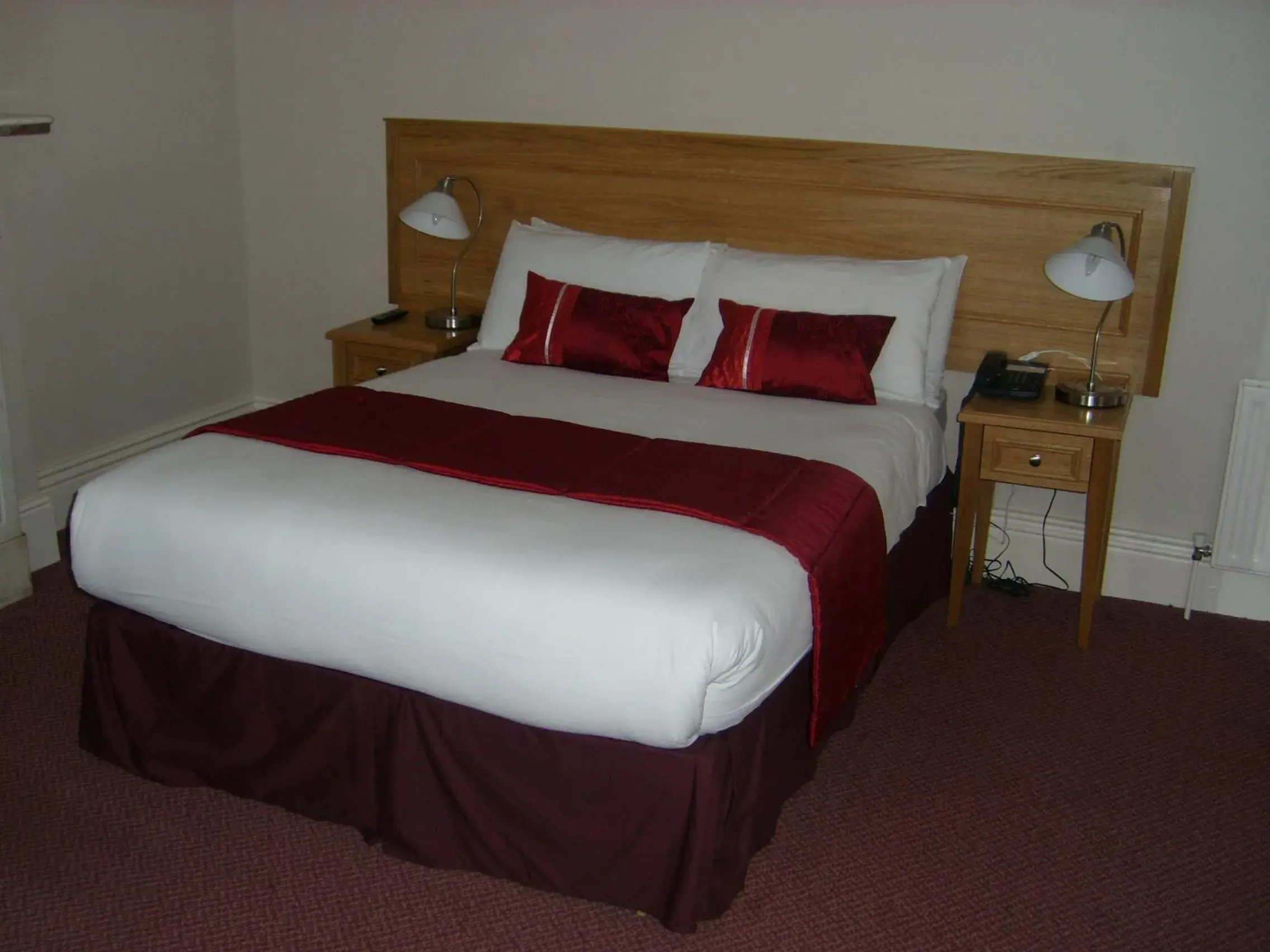 Bed in Phoenix Park Hotel