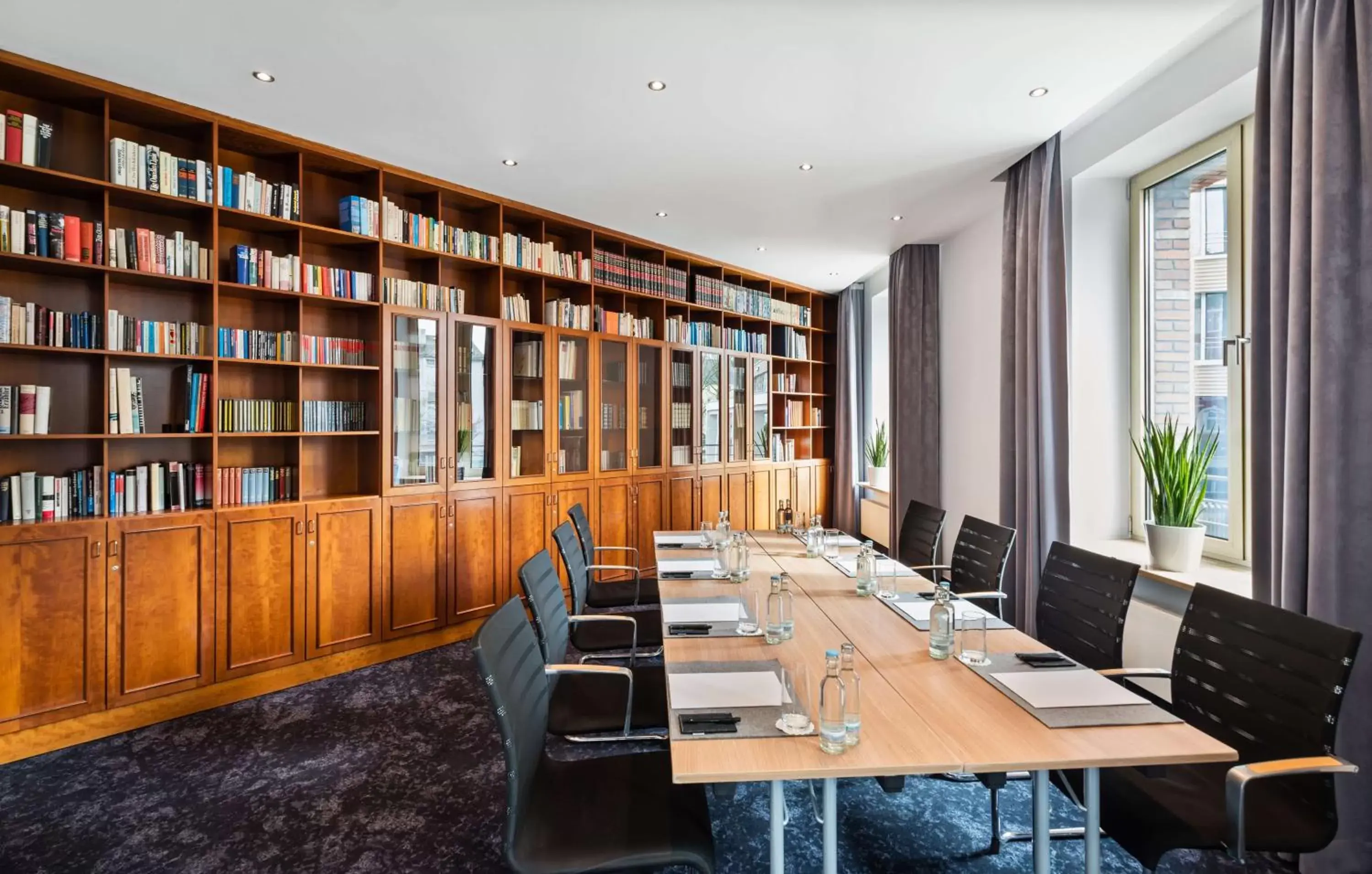 Meeting/conference room, Library in Lindner Hotel Frankfurt Main Plaza, part of JdV by Hyatt