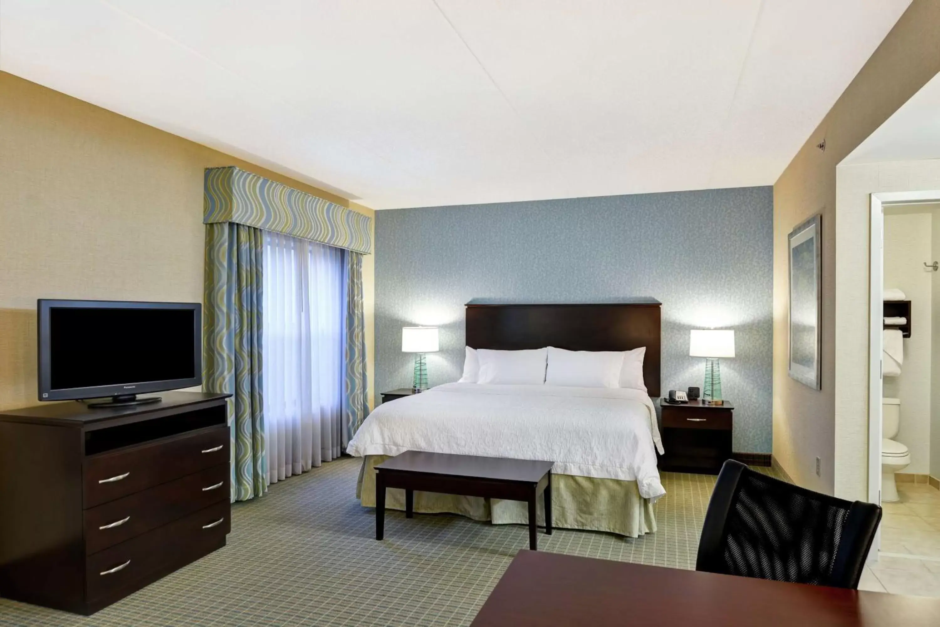 Bedroom, Bed in Hampton Inn & Suites Wilkes-Barre
