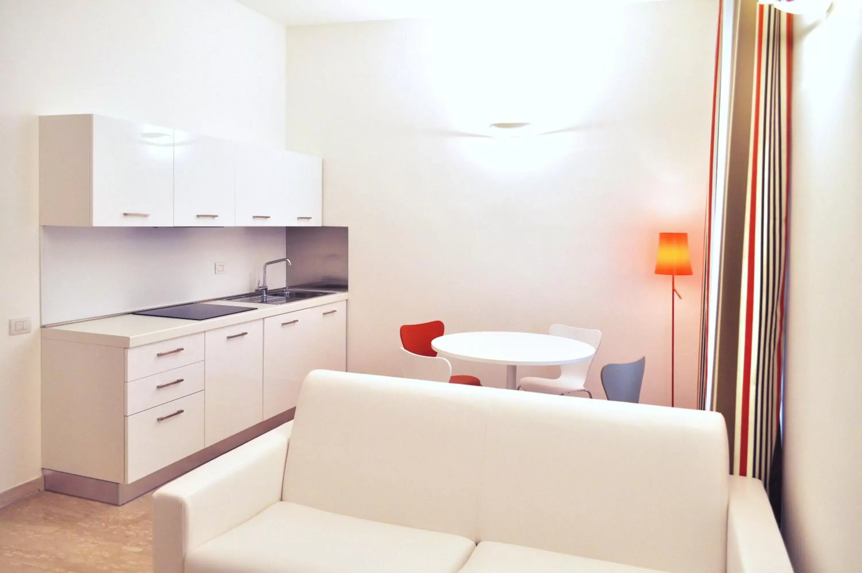 Living room, Kitchen/Kitchenette in BB Hotels Aparthotel Bocconi