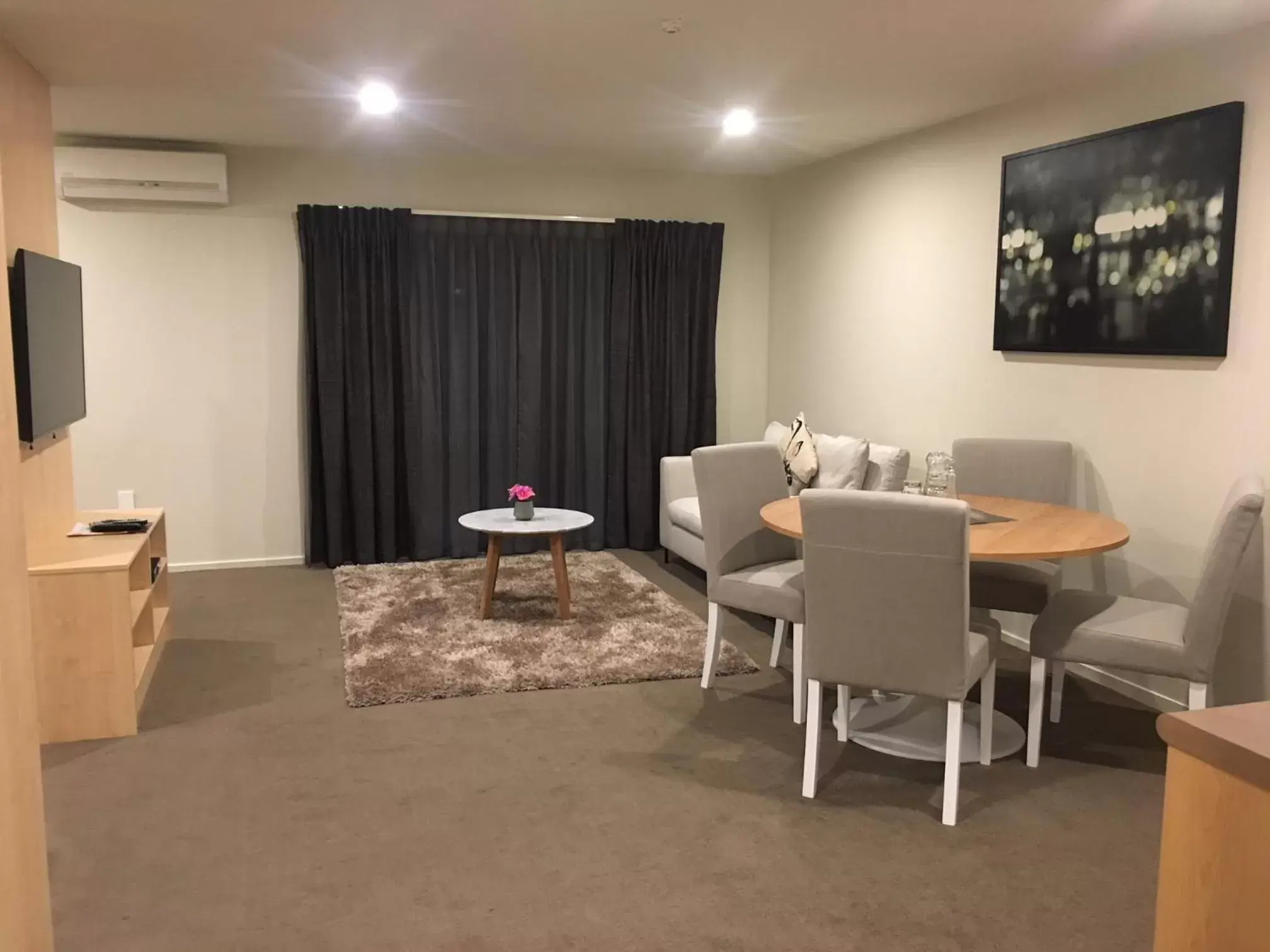 Seating area, Dining Area in Greenlane Suites